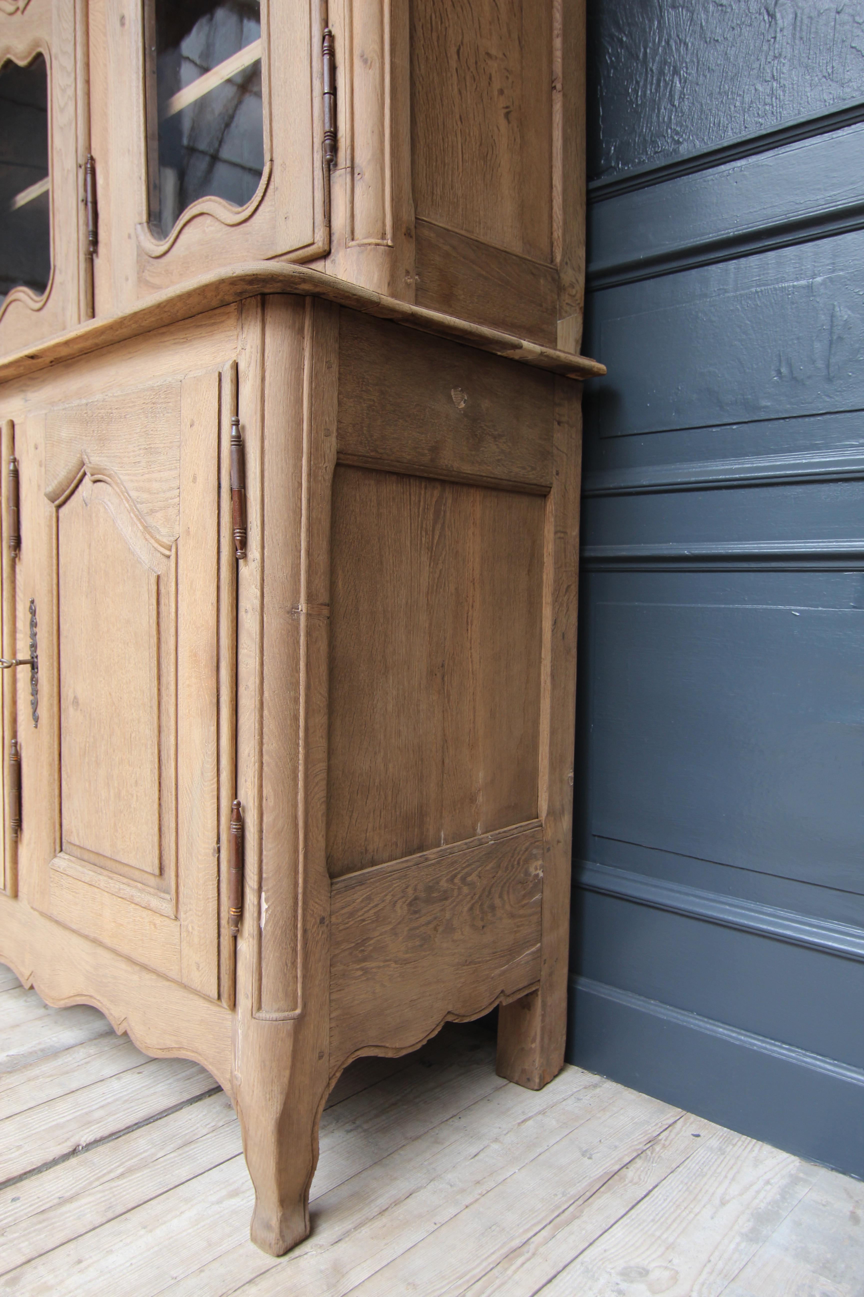 Early 19th Century French Oak Buffet à Deux Corps Cabinet For Sale 8
