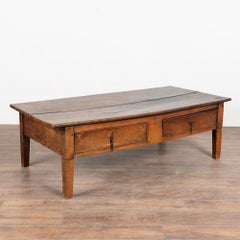 Französischer Eichen-Couchtisch mit zwei Schubladen aus dem frühen 19.