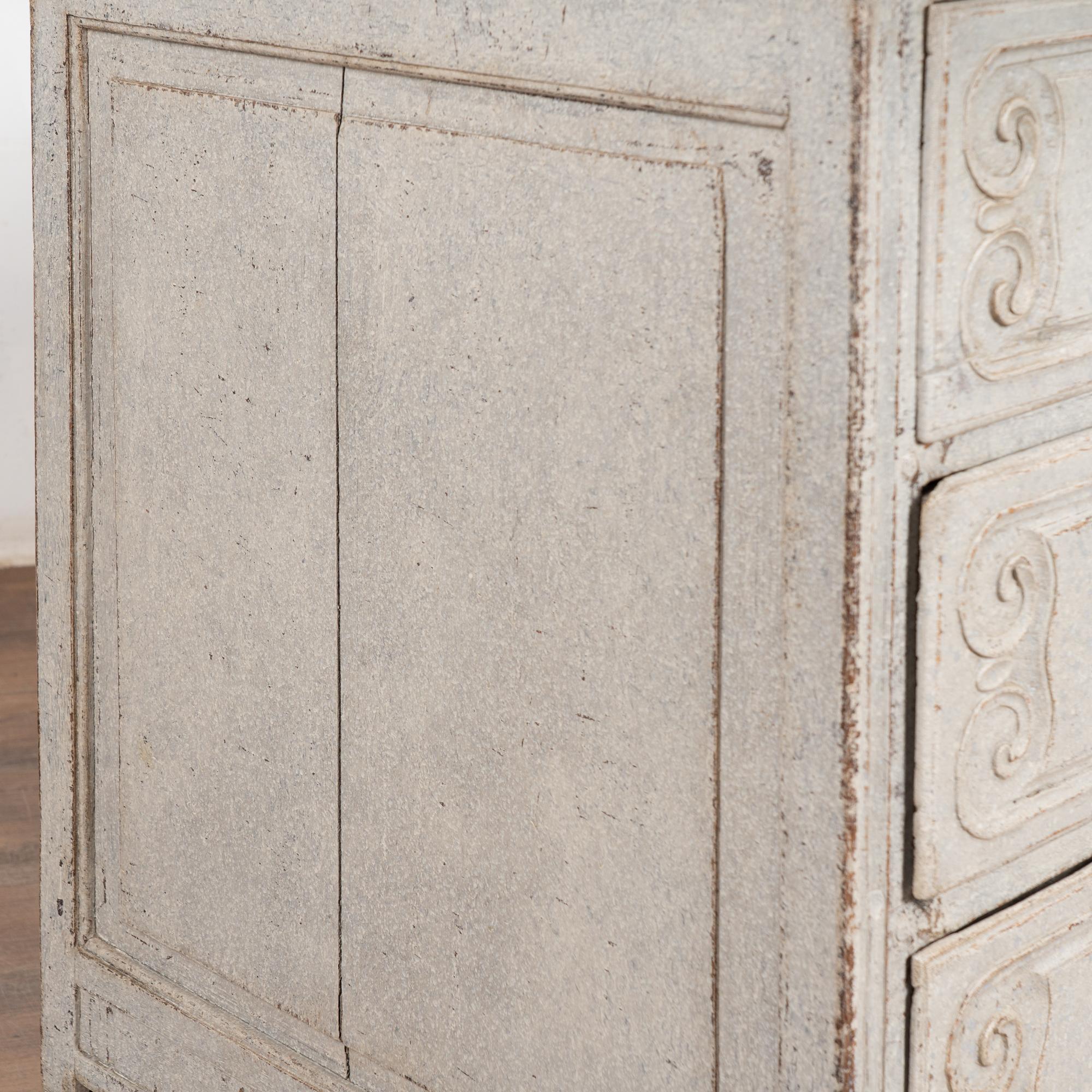 Cassettiera dipinta in Oak francese dell'inizio del XIX secolo in vendita 4