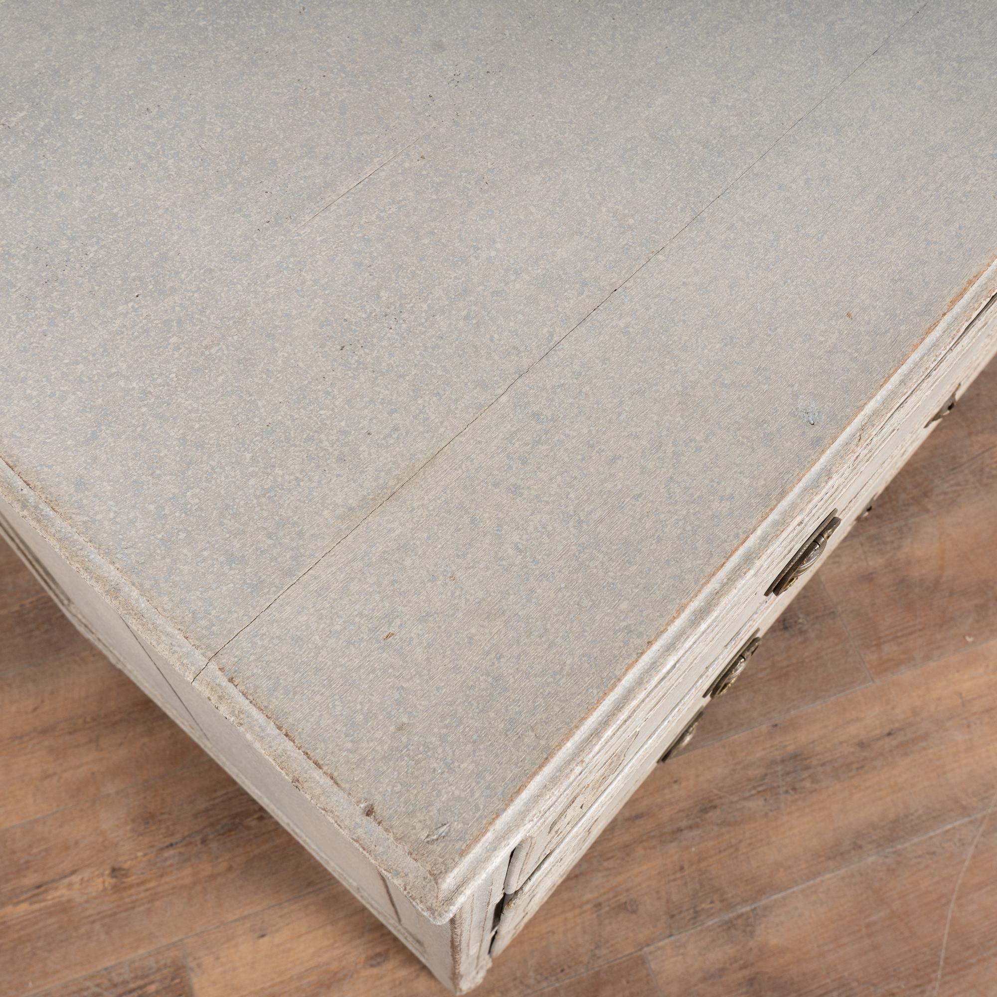 Cassettiera dipinta in Oak francese dell'inizio del XIX secolo in vendita 5