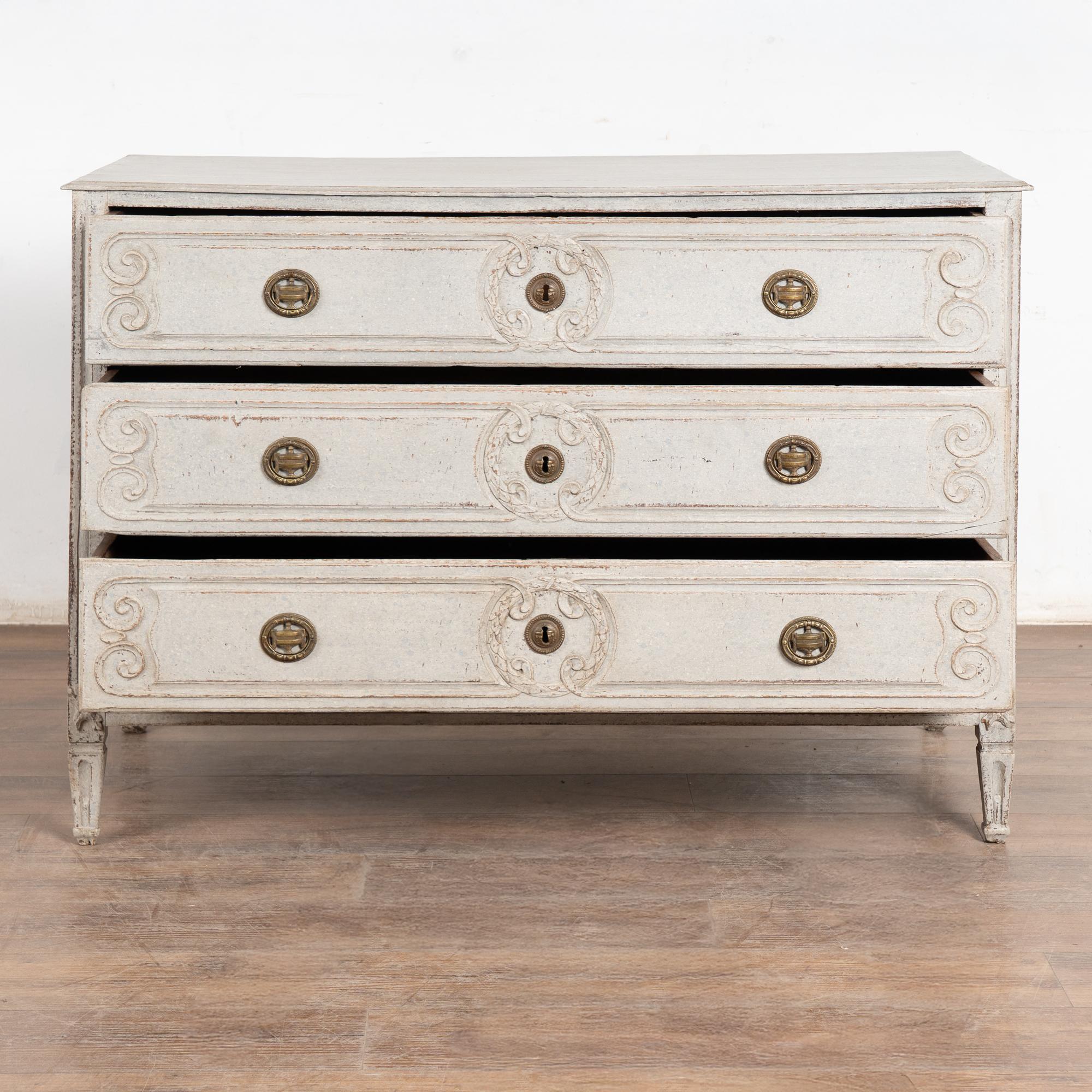 Cassettiera dipinta in Oak francese dell'inizio del XIX secolo in vendita 6