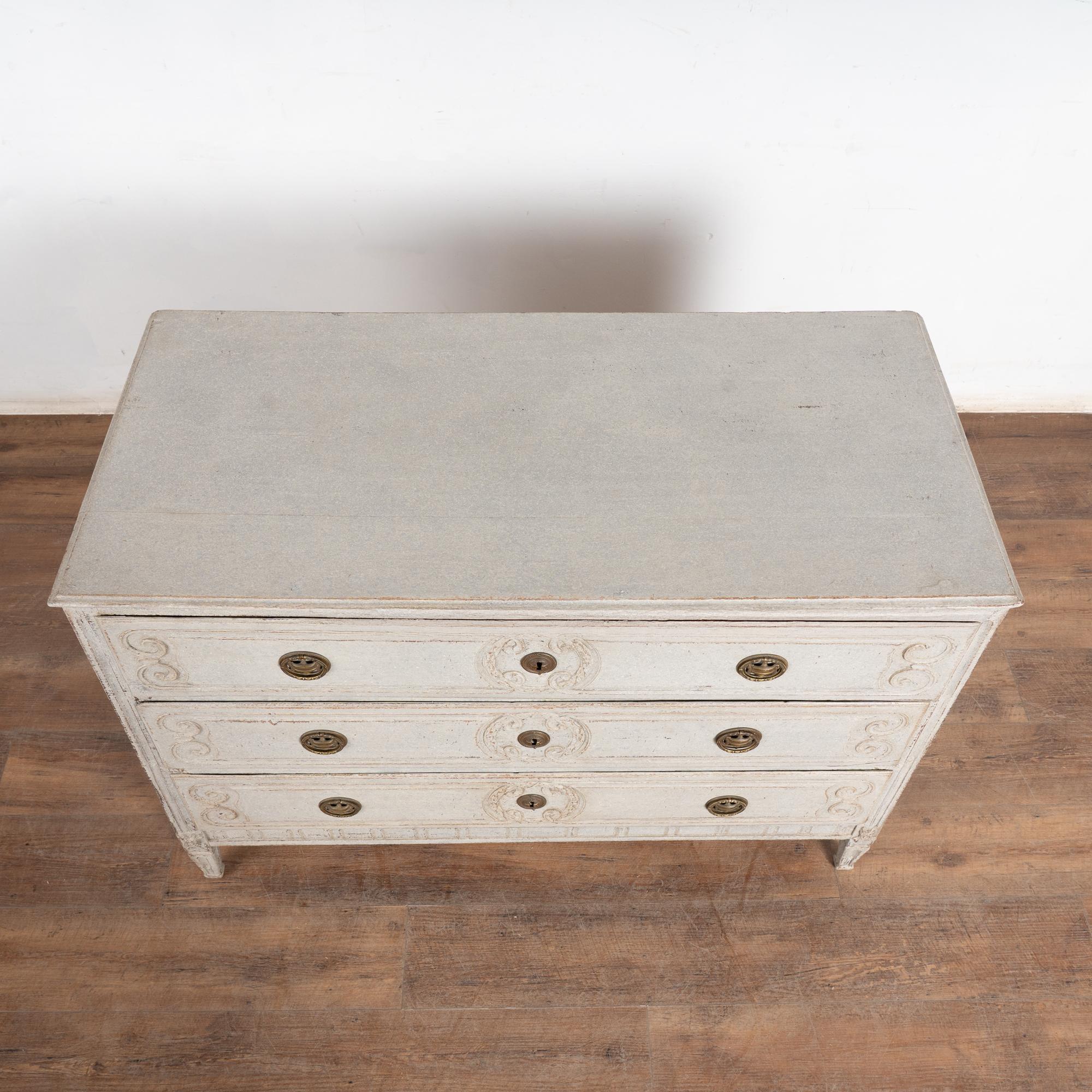 Cassettiera dipinta in Oak francese dell'inizio del XIX secolo in vendita 7