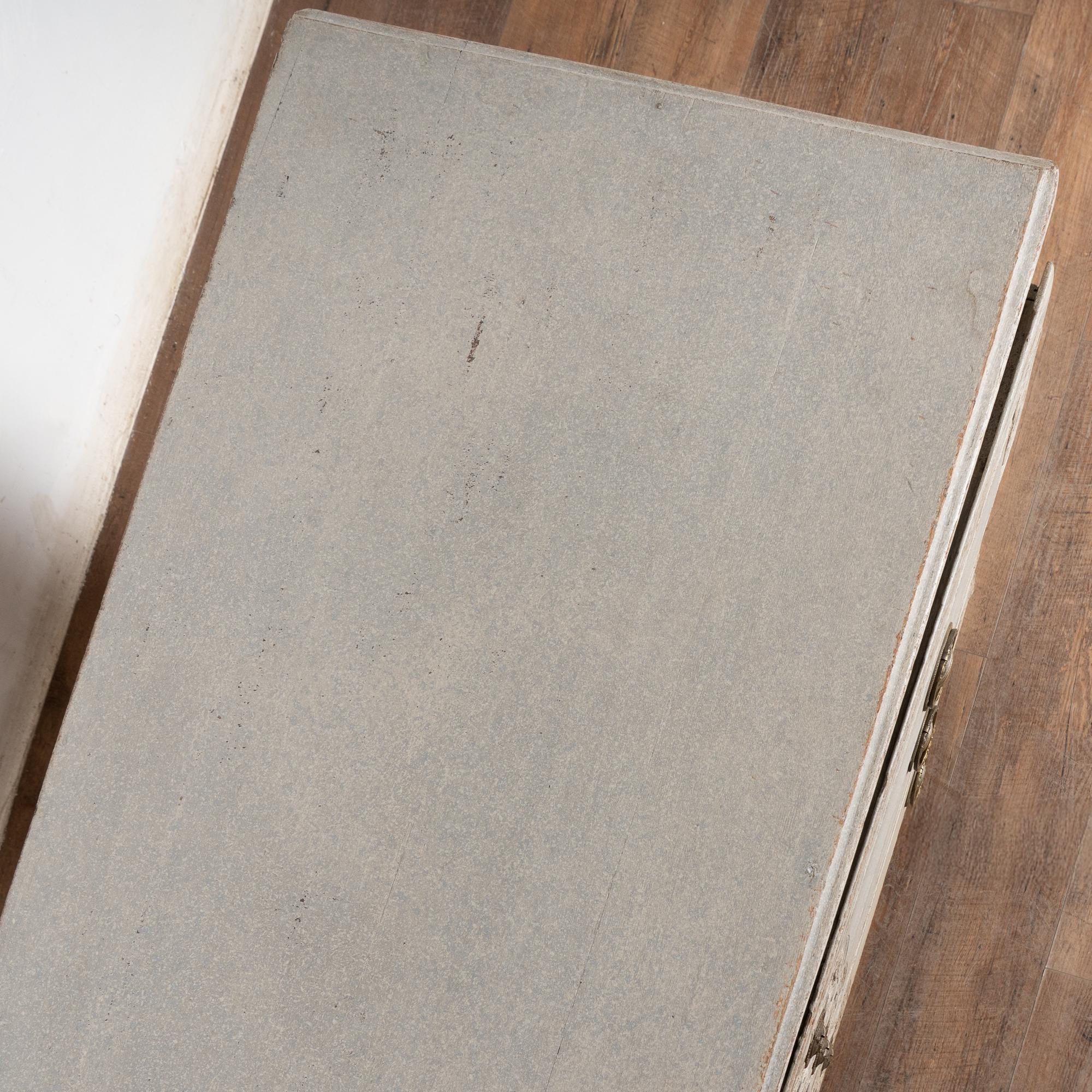 Cassettiera dipinta in Oak francese dell'inizio del XIX secolo in vendita 8