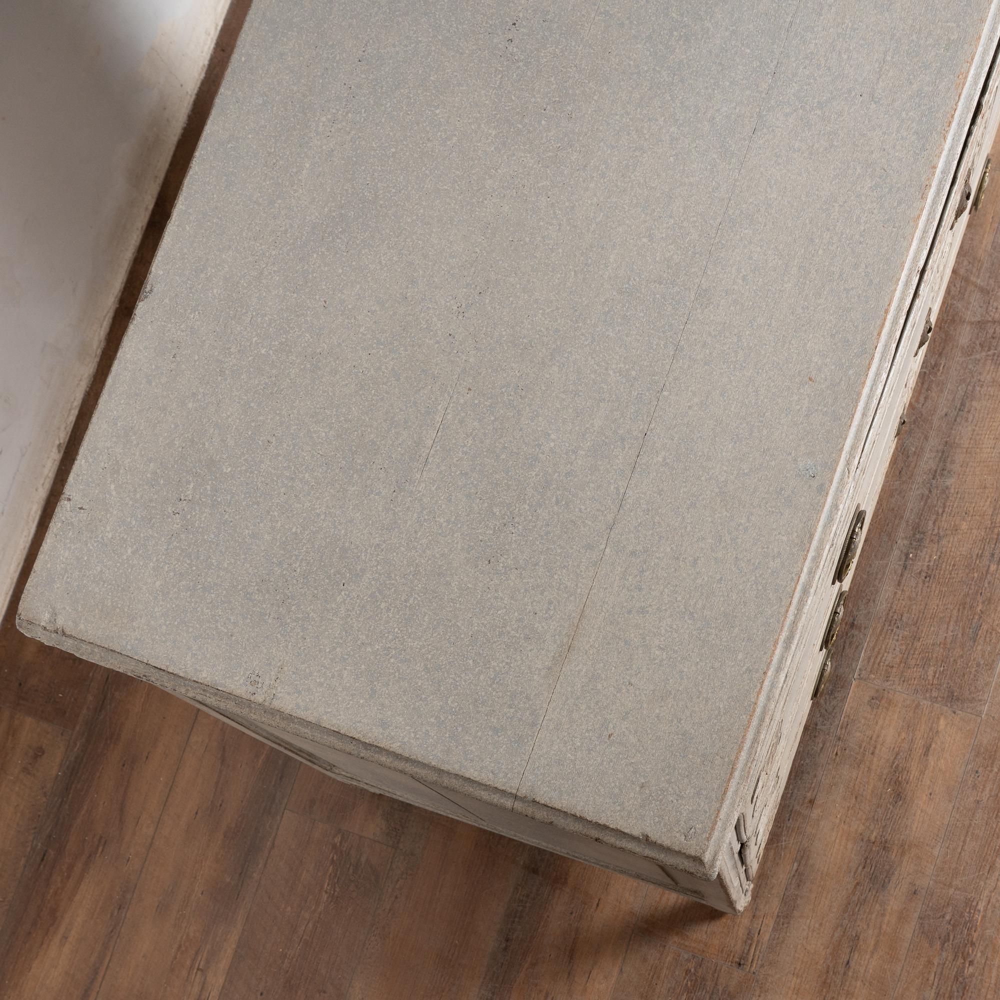 Cassettiera dipinta in Oak francese dell'inizio del XIX secolo in vendita 9