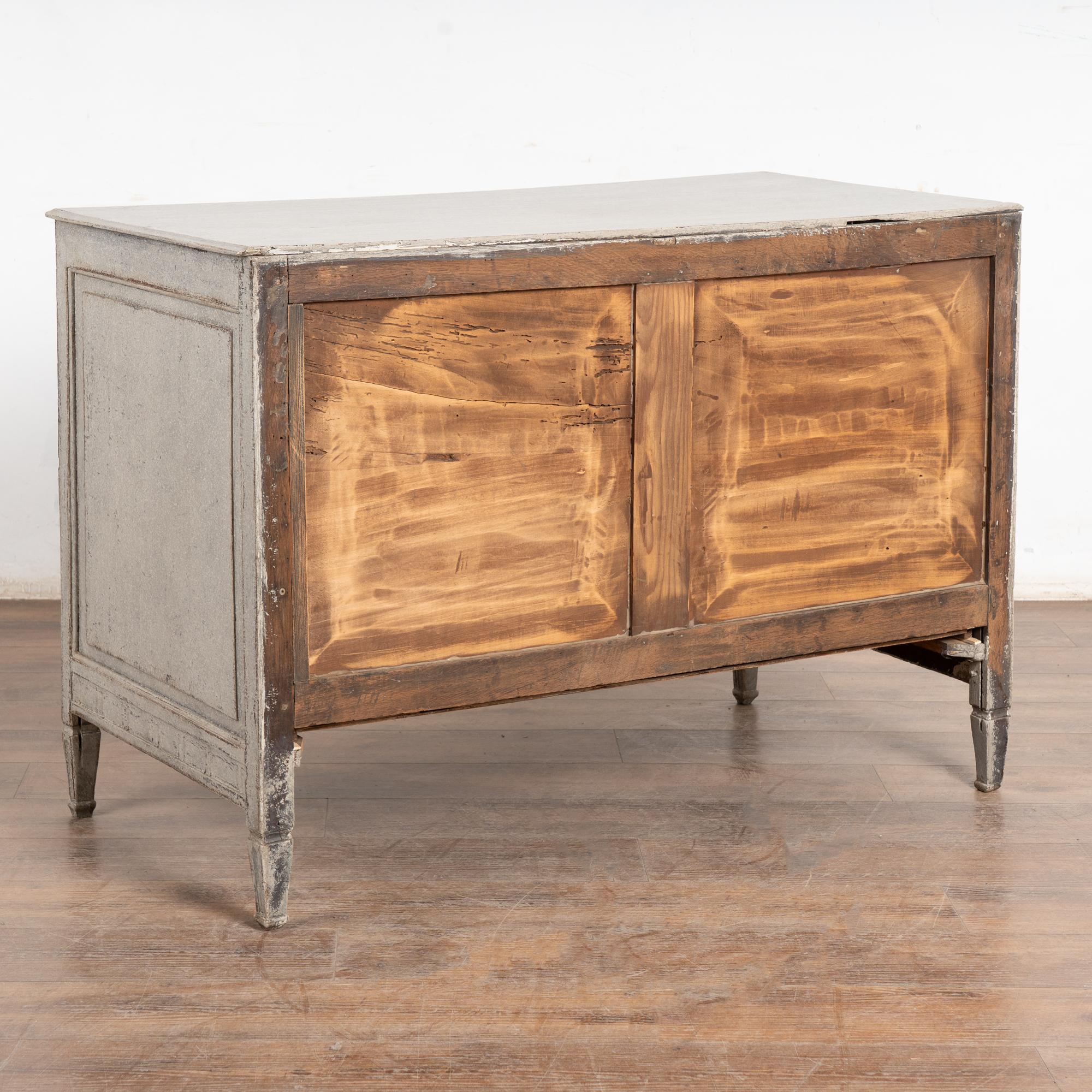 Cassettiera dipinta in Oak francese dell'inizio del XIX secolo in vendita 10