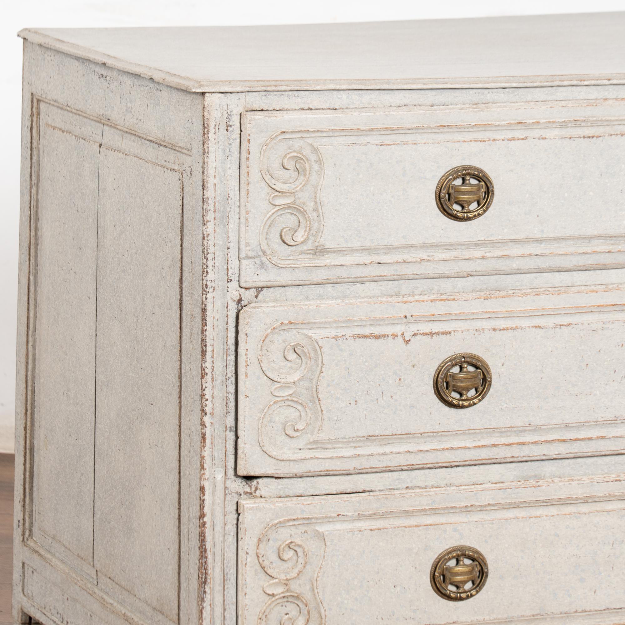 Svedese Cassettiera dipinta in Oak francese dell'inizio del XIX secolo in vendita