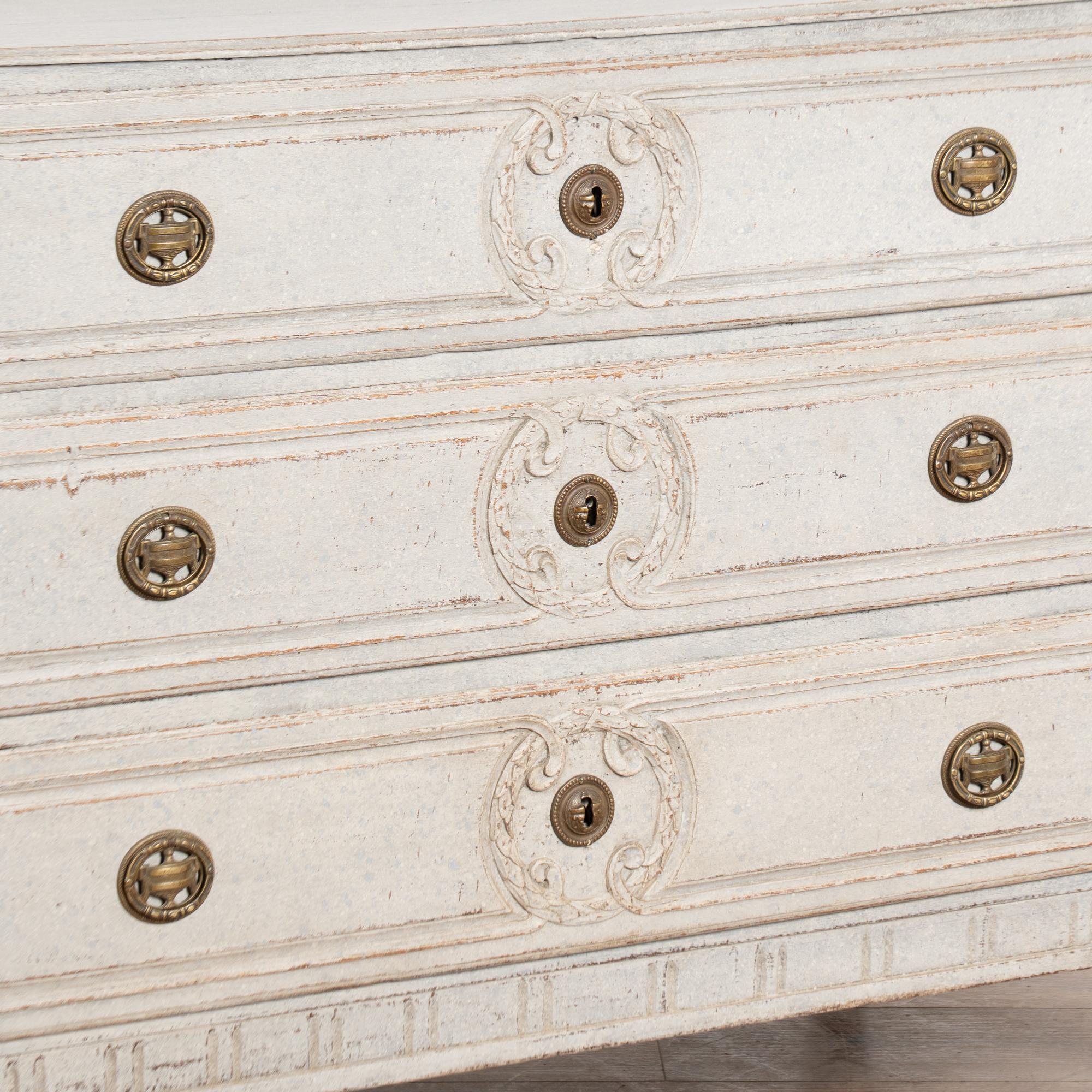 Cassettiera dipinta in Oak francese dell'inizio del XIX secolo In condizioni discrete in vendita a Round Top, TX