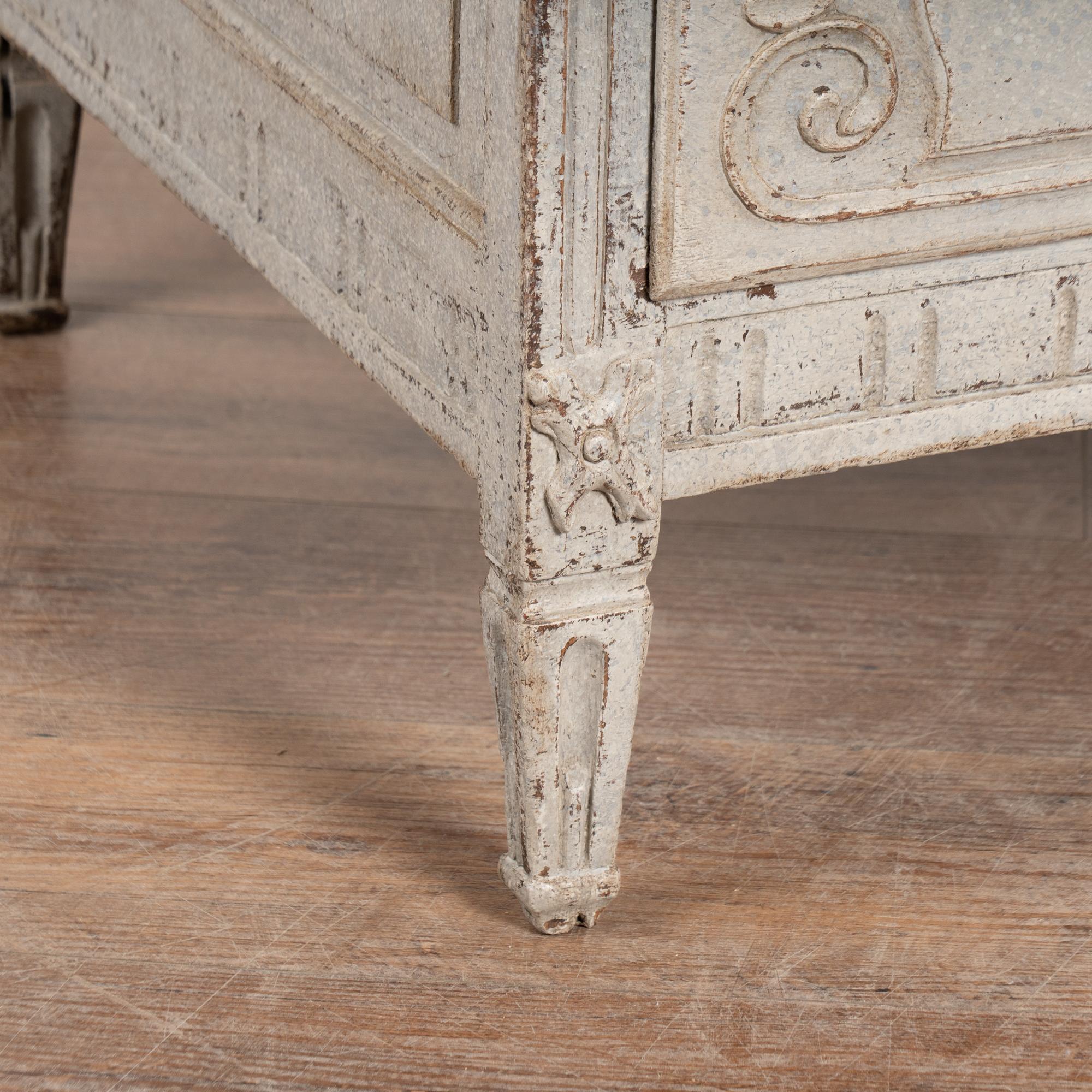 Cassettiera dipinta in Oak francese dell'inizio del XIX secolo in vendita 1