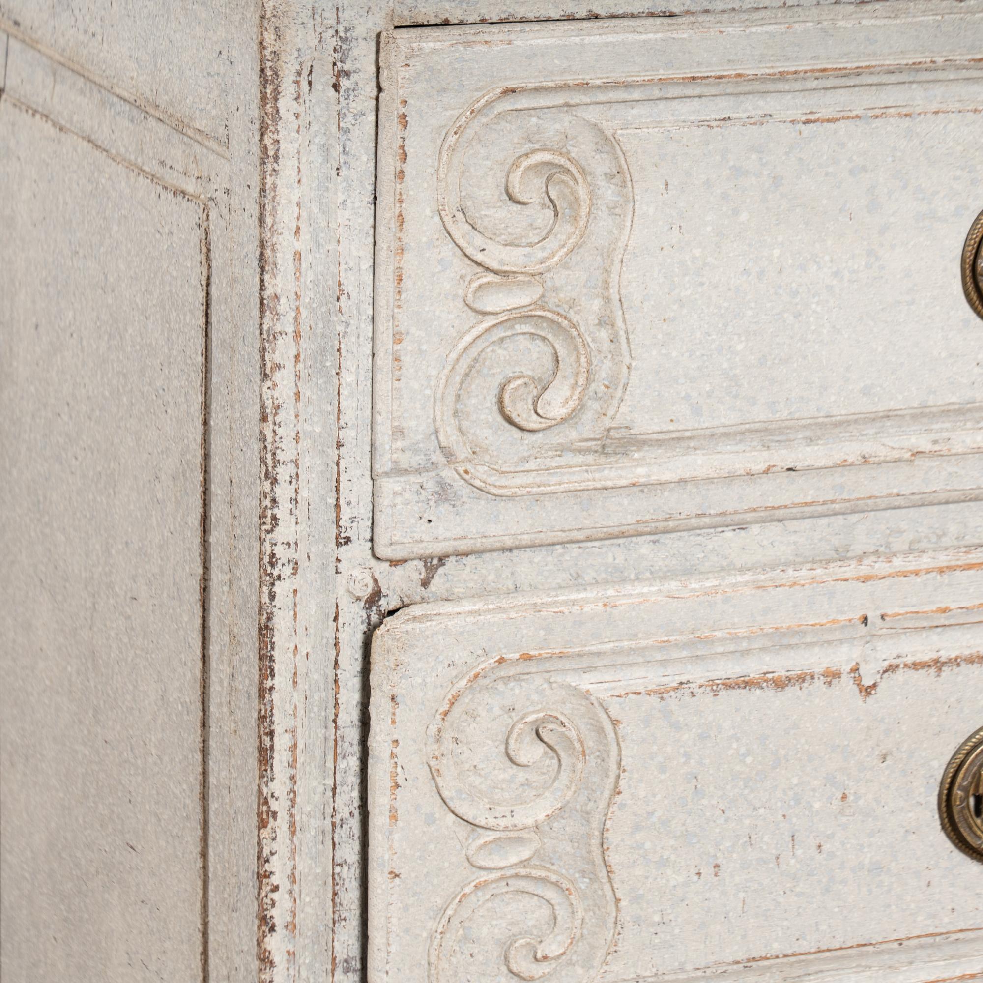 Cassettiera dipinta in Oak francese dell'inizio del XIX secolo in vendita 2