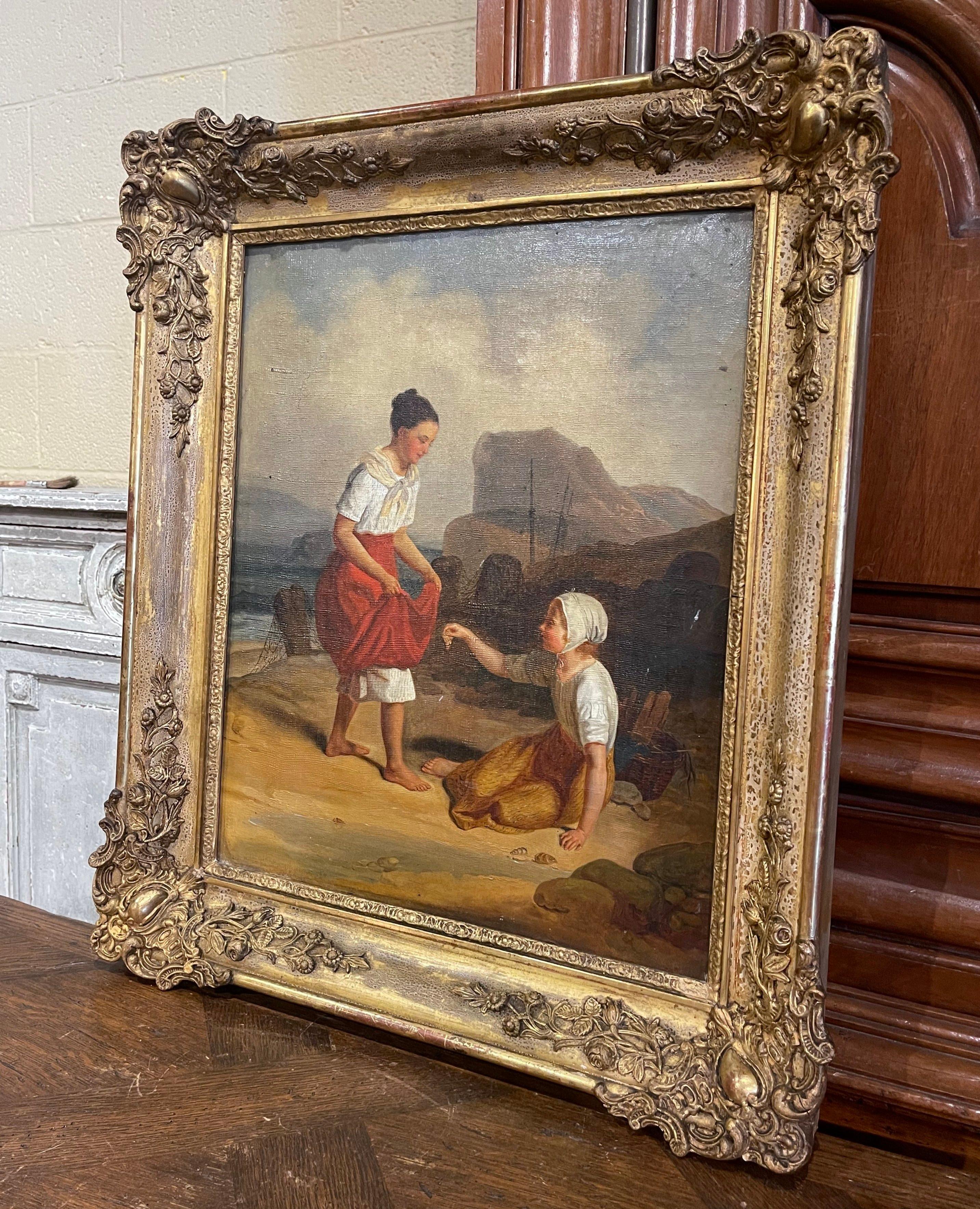 Dieses elegante antike Gemälde wurde um 1830 in Frankreich geschaffen. Die handgemalte Leinwand, die in den originalen geschnitzten und vergoldeten Holzrahmen eingefasst ist, zeigt eine Mutter und ihre Tochter, die am Strand Muscheln sammeln und von