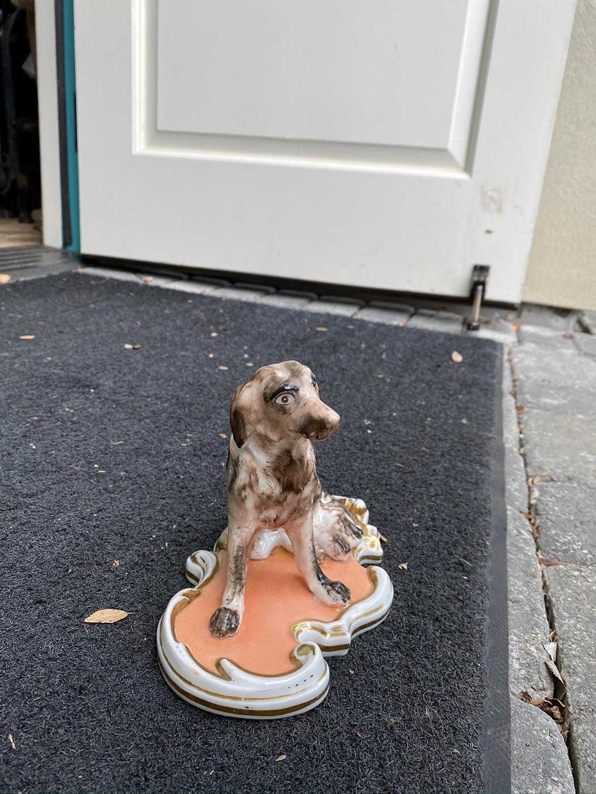Early 19th Century French Old Paris Porcelain Seated Dog In Good Condition For Sale In Atlanta, GA