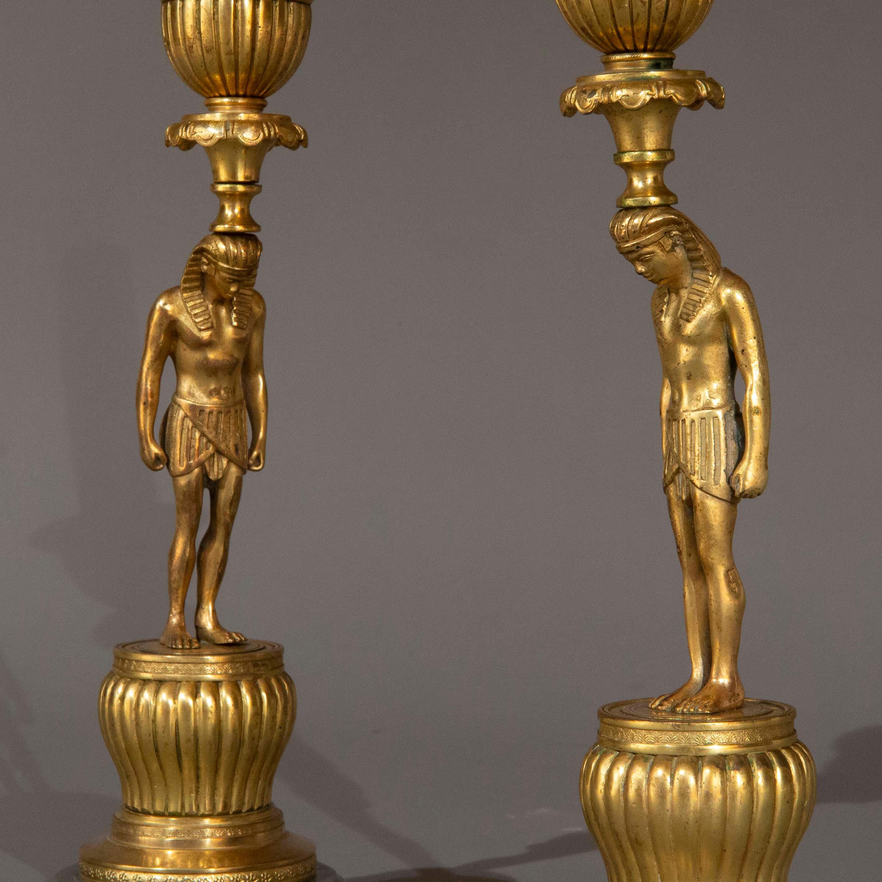 Candelieri francesi del XIX secolo in ormolu egiziano, CIRCA 1810 in vendita 8