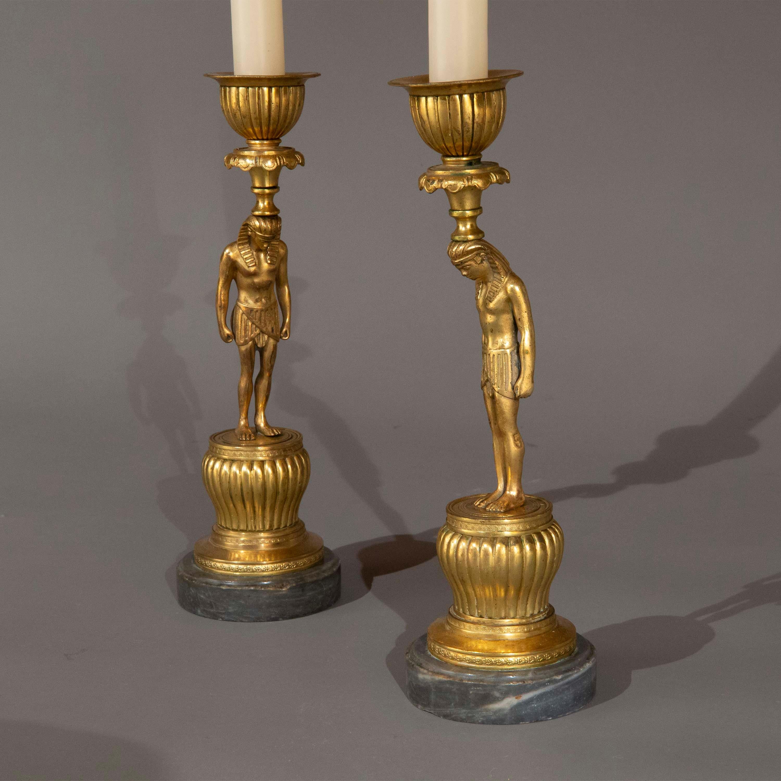 Candelieri francesi del XIX secolo in ormolu egiziano, CIRCA 1810 in vendita 5