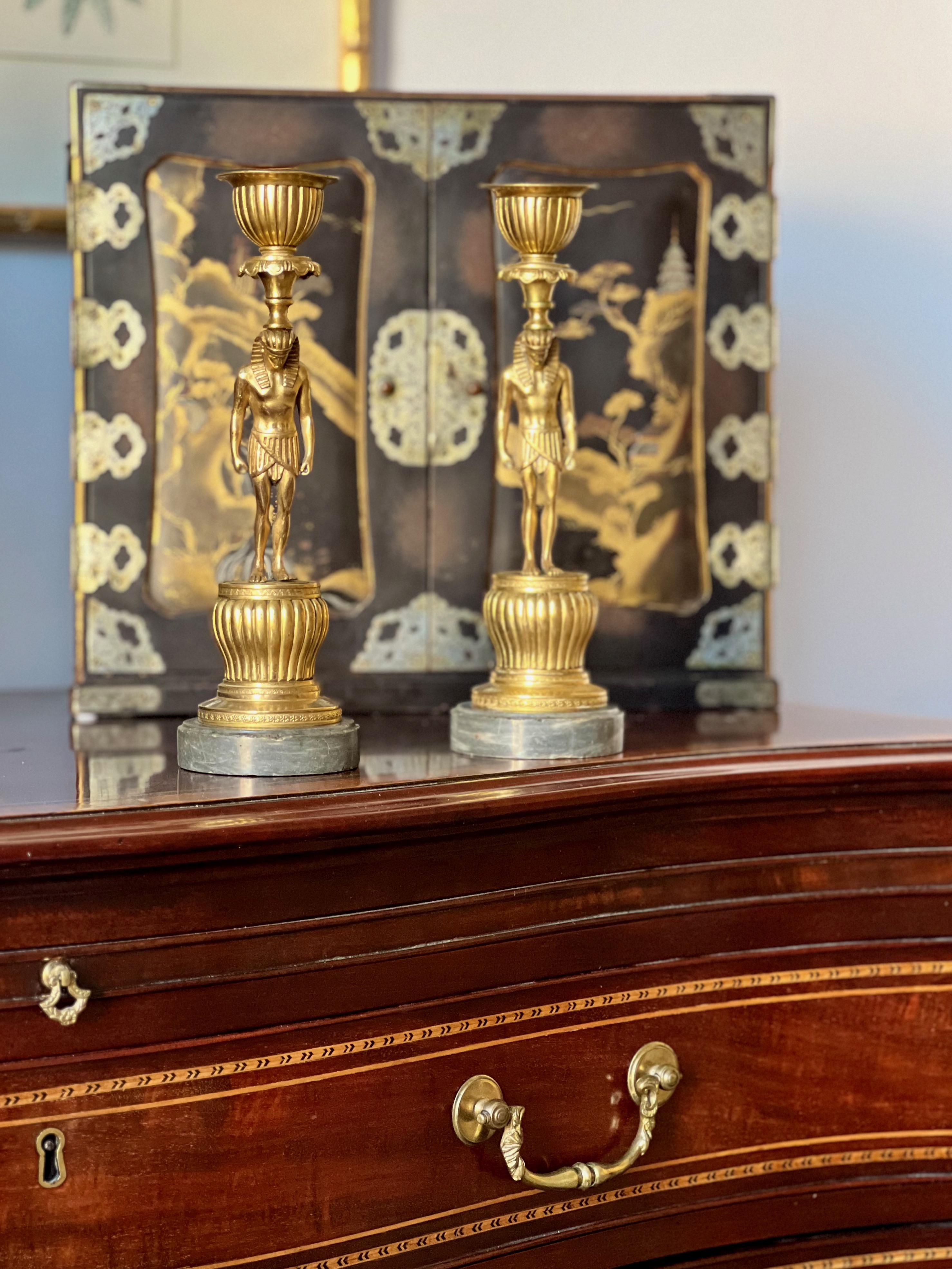 Neoegizio Candelieri francesi del XIX secolo in ormolu egiziano, CIRCA 1810 in vendita