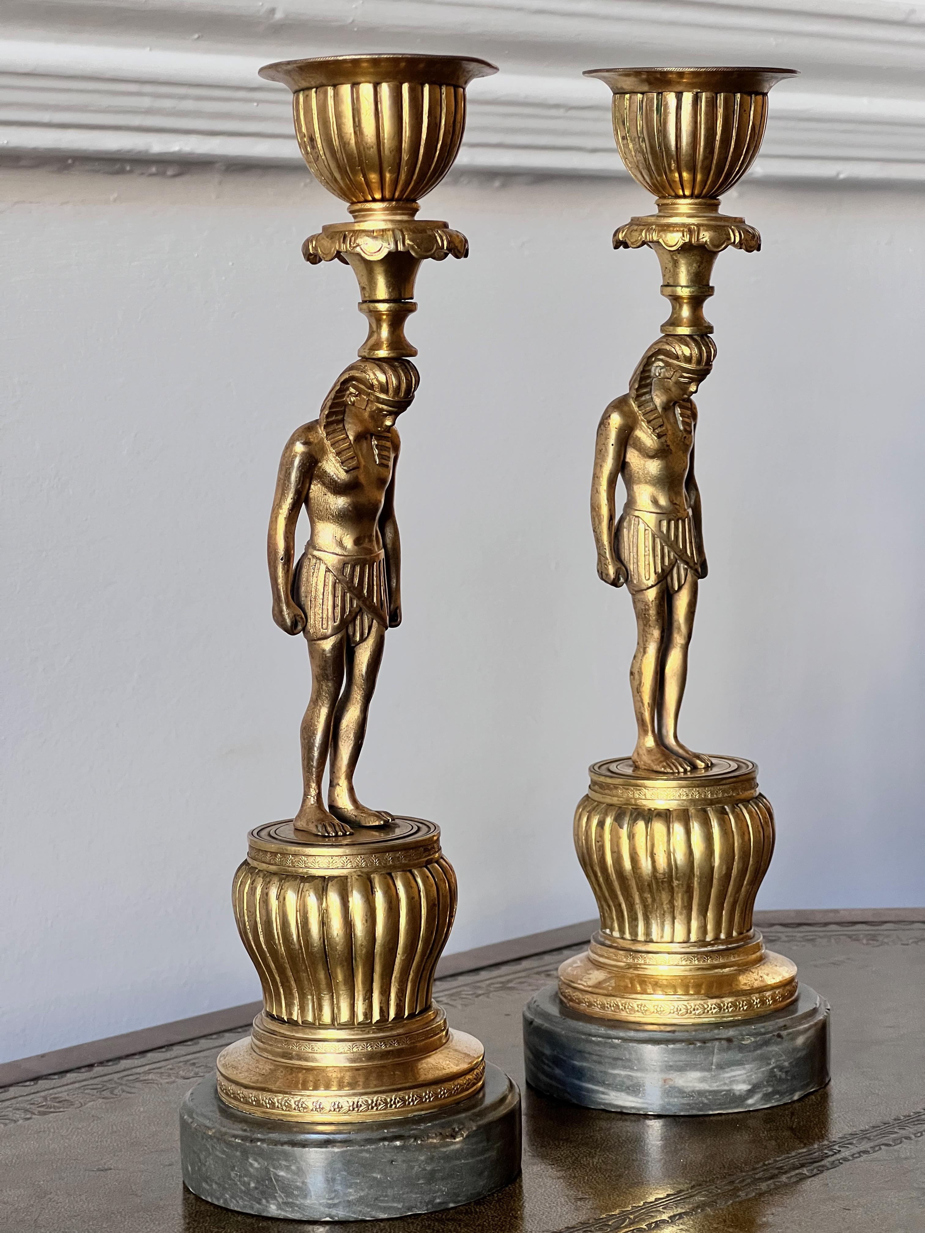 Similoro Candelieri francesi del XIX secolo in ormolu egiziano, CIRCA 1810 in vendita