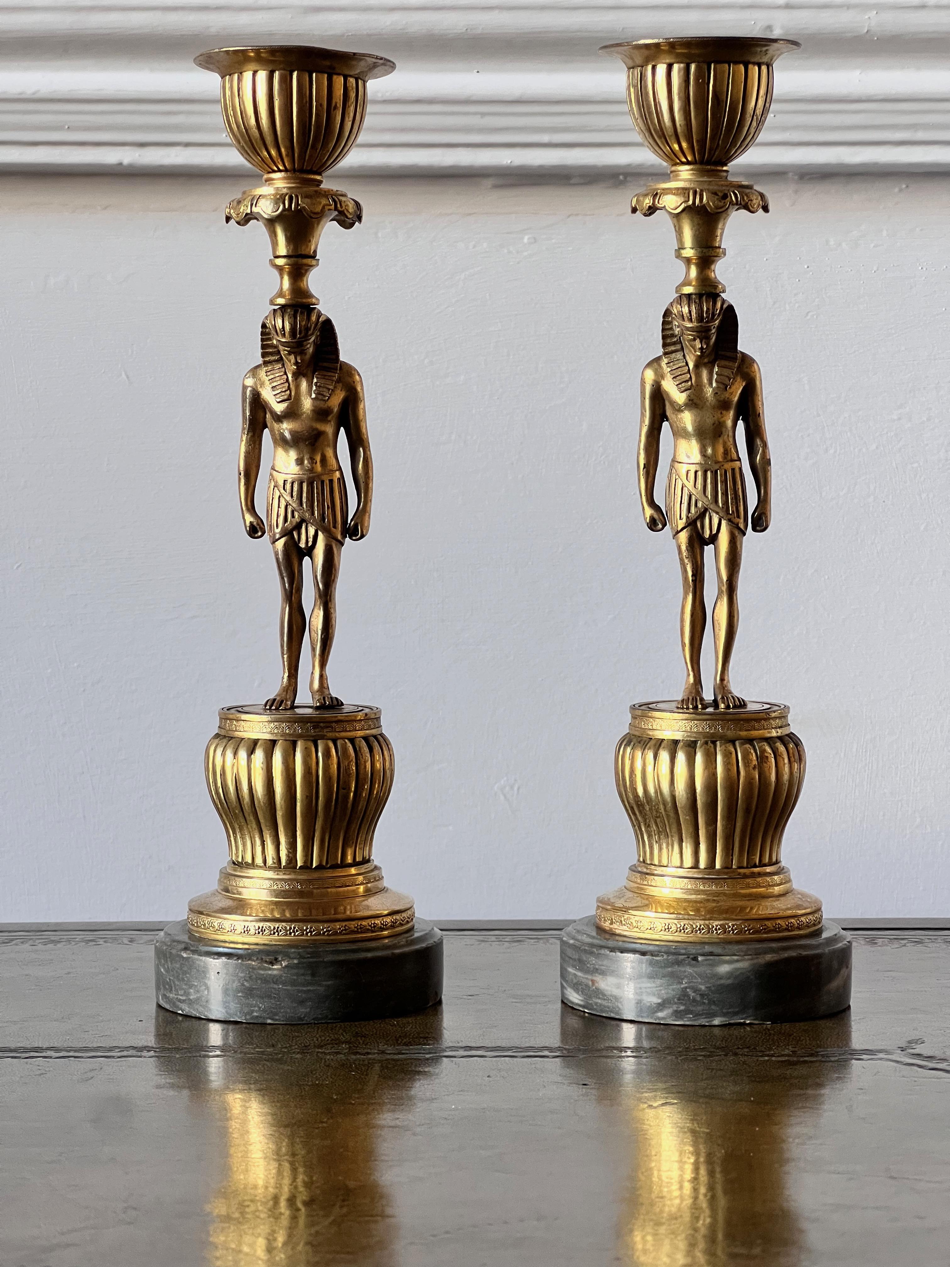 Candelieri francesi del XIX secolo in ormolu egiziano, CIRCA 1810 in vendita 4