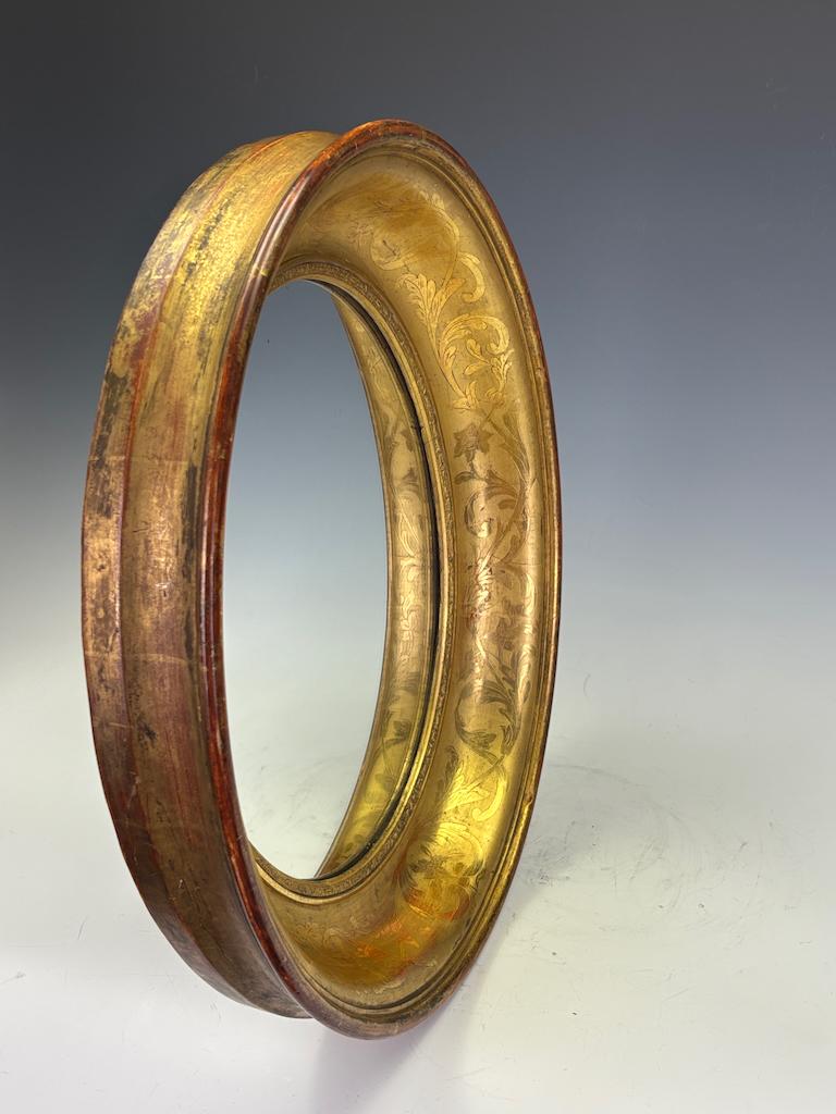 Cadre de miroir ovale en bois doré du début du XIXe siècle (Restauration/Louis Philippe)
Il s'agit d'un cadre de miroir ovale français ancien et exquis, fabriqué en bois doré (bois sculpté avec une finition dorée) et datant du début du 19ème