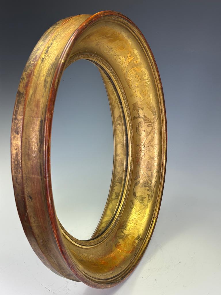 Cadre de miroir ovale en bois doré du début du 19e siècle (Restauration/Louis Philipp) Bon état - En vente à Lincoln, GB