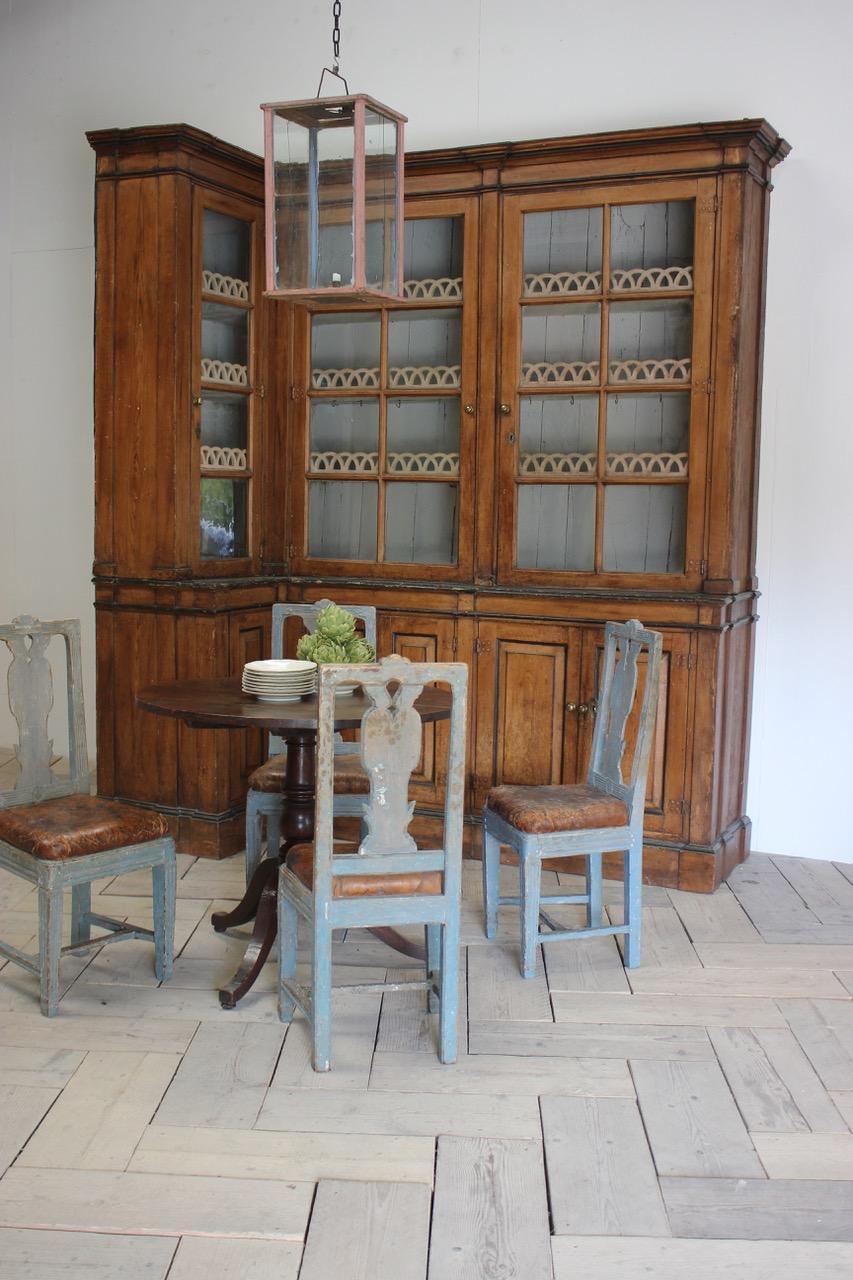 Early 19th Century French Painted Country, Corner Display Cabinet For Sale 3