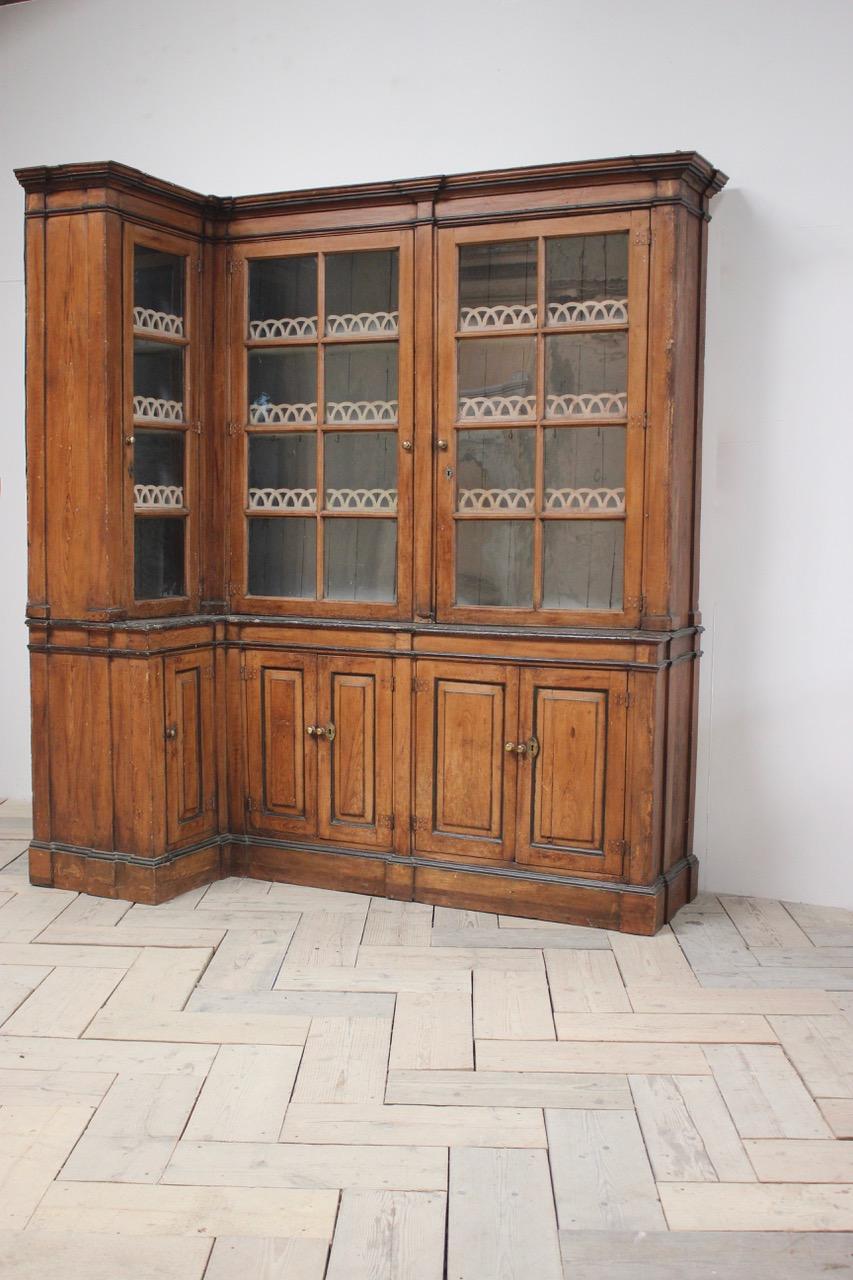 Early 19th Century French Painted Country, Corner Display Cabinet In Good Condition For Sale In Gloucestershire, GB
