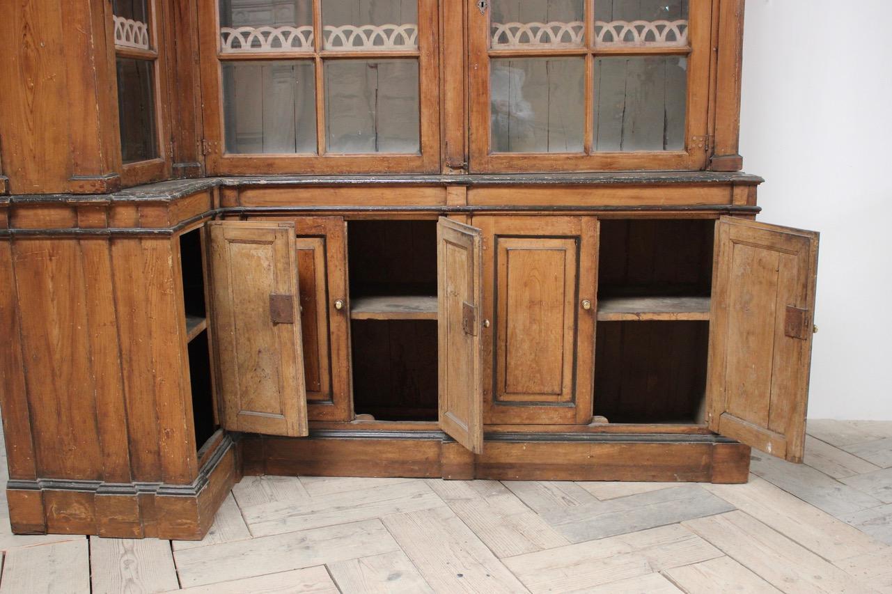 Early 19th Century French Painted Country, Corner Display Cabinet For Sale 1
