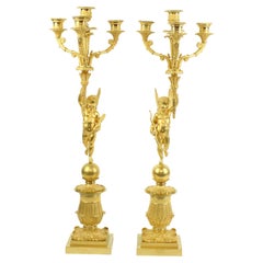 Paire de candélabres Cupidon Empire à quatre lumières en bronze doré du début du XIXe siècle, France