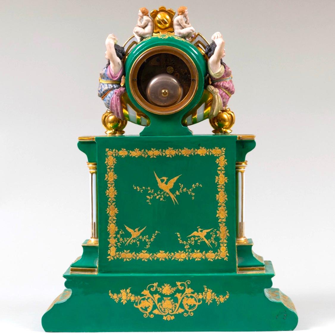 Early 19th Century French Paris Porcelain Green-Ground & Gilt Figural Clock In Good Condition In Tarry Town, NY