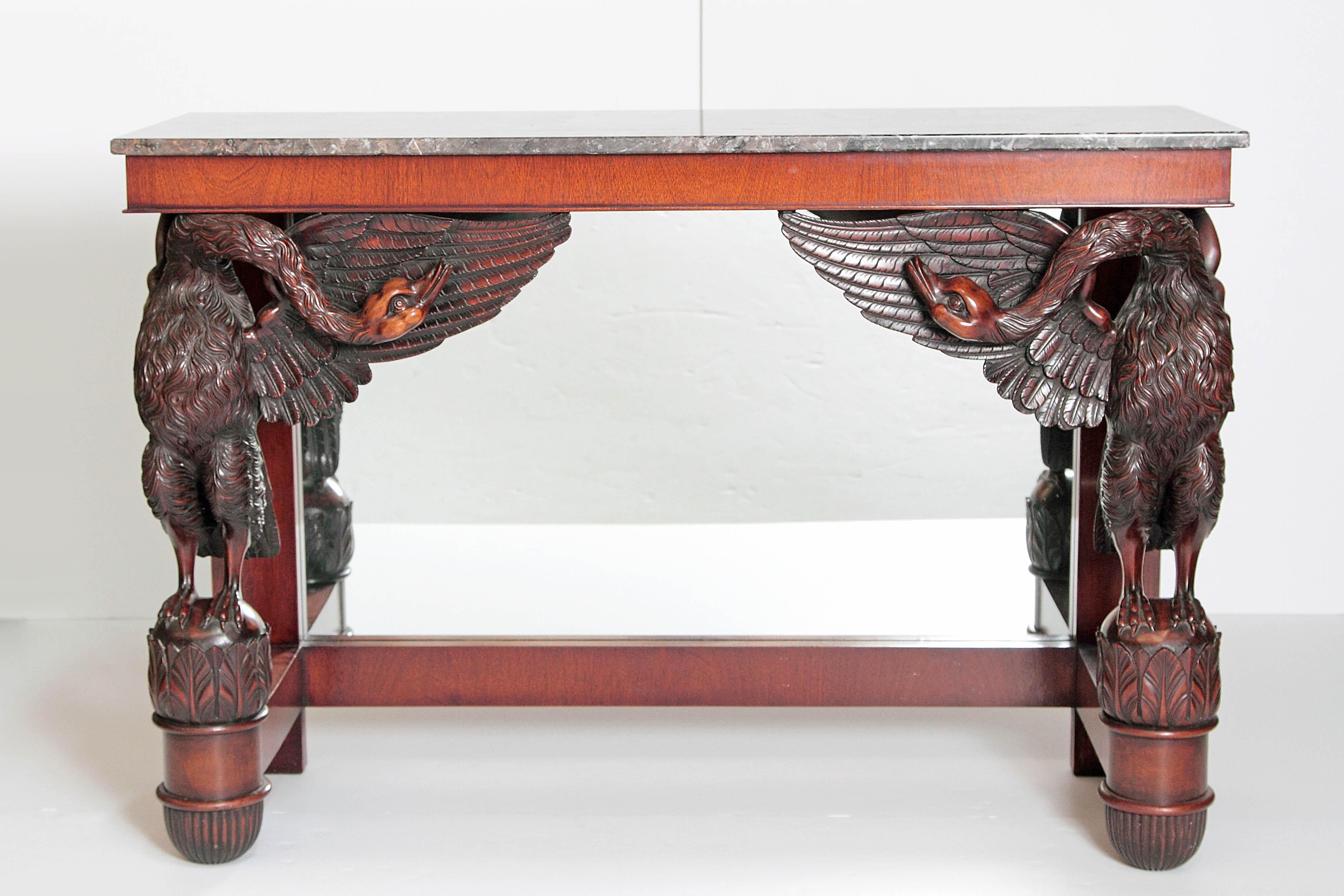 Mesa de muelle de caoba con cisnes tallados, respaldo de espejo y tapa de mármol gris (no original de la pieza) principios del siglo XIX Francia (tapa de mármol sustituida).