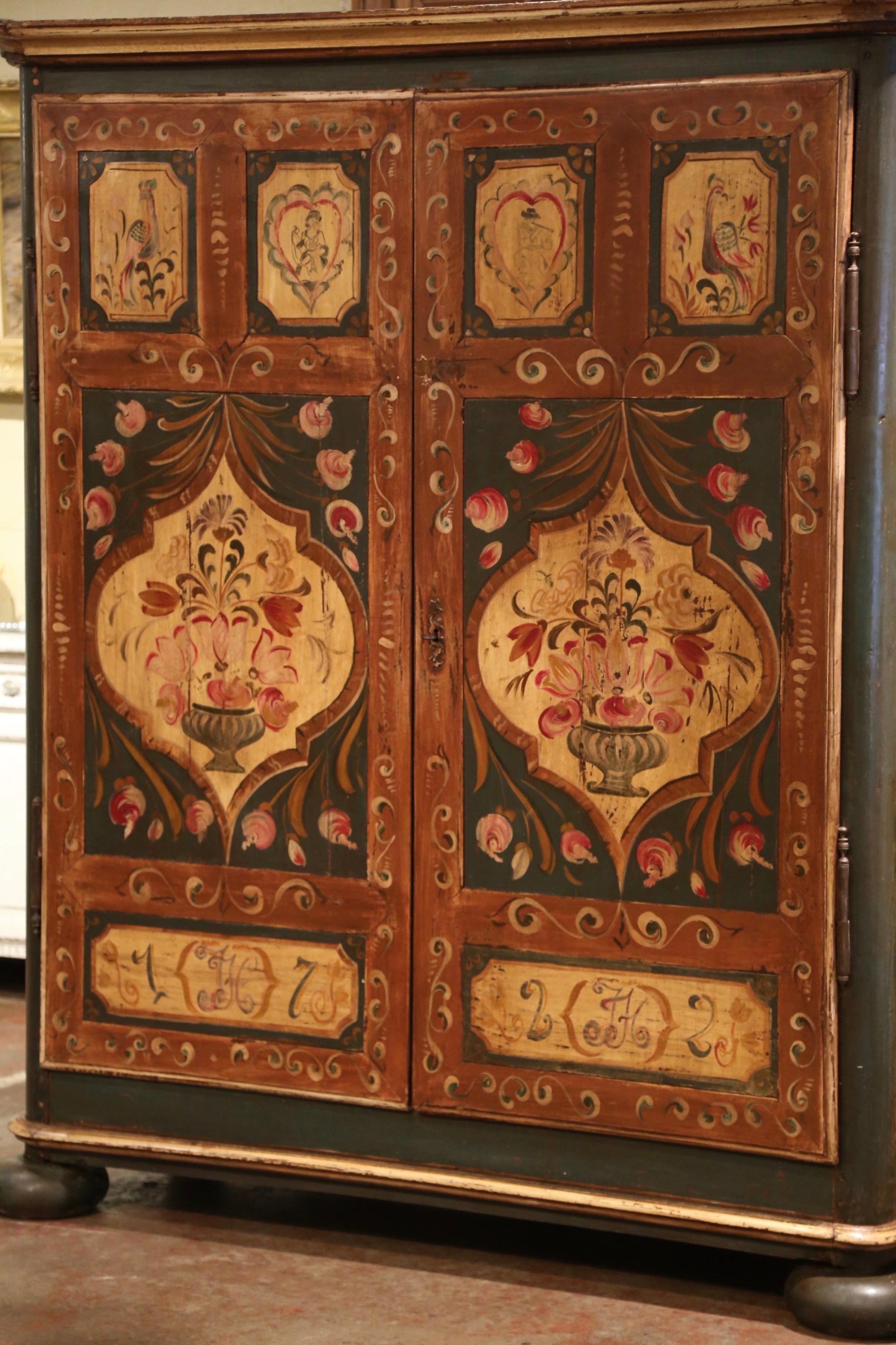 Français Armoire à deux portes en pin français du début du XIXe siècle peinte d'Alsace-Lorraine