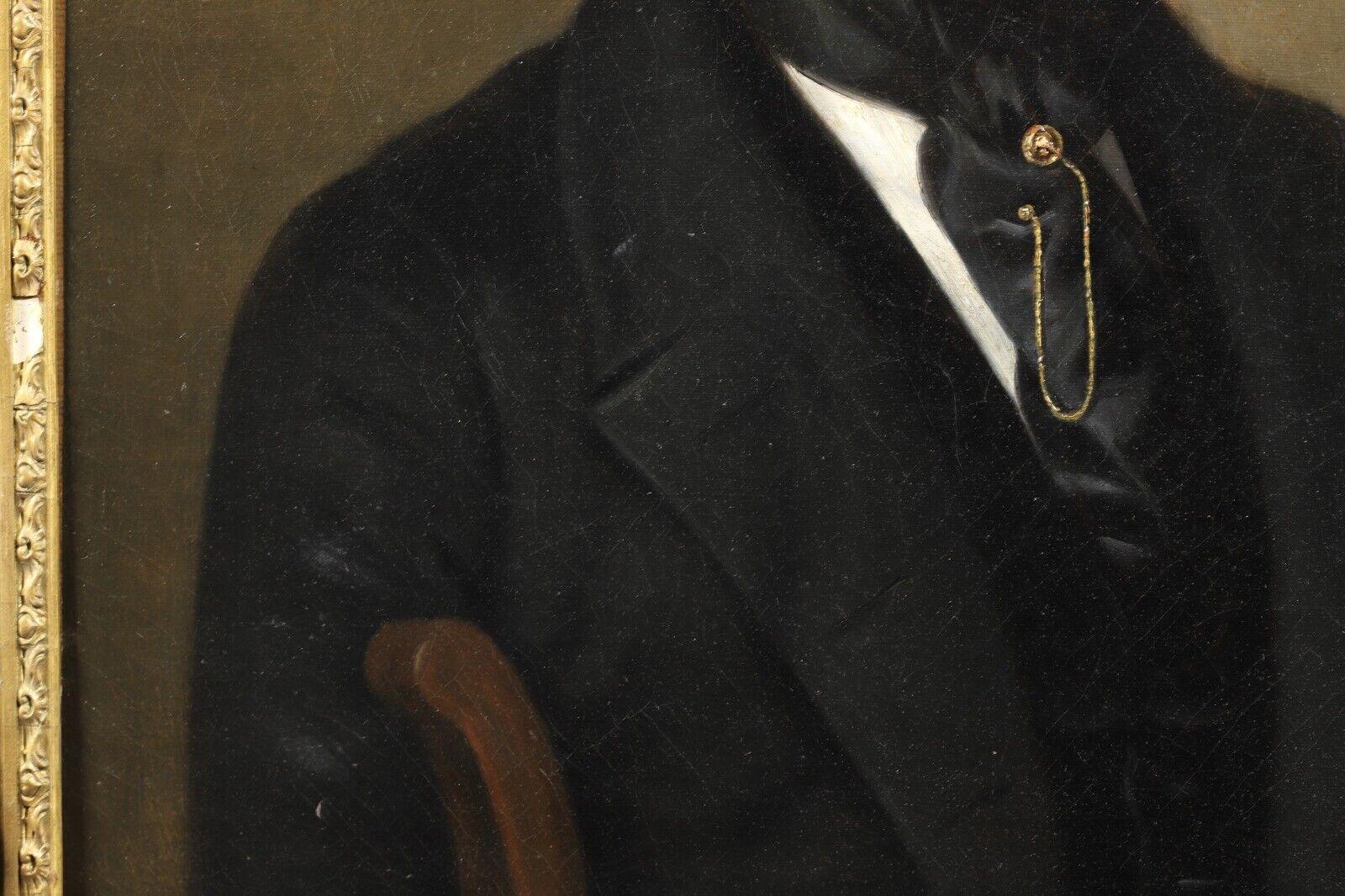 Ritratto francese del 1820 circa, olio su tela, raffigurante un elegante gentiluomo, racchiuso in una cornice dorata.

Provenienza: un'importante collezione privata
In buone condizioni generali, pronto per essere appeso
Spedizione internazionale
