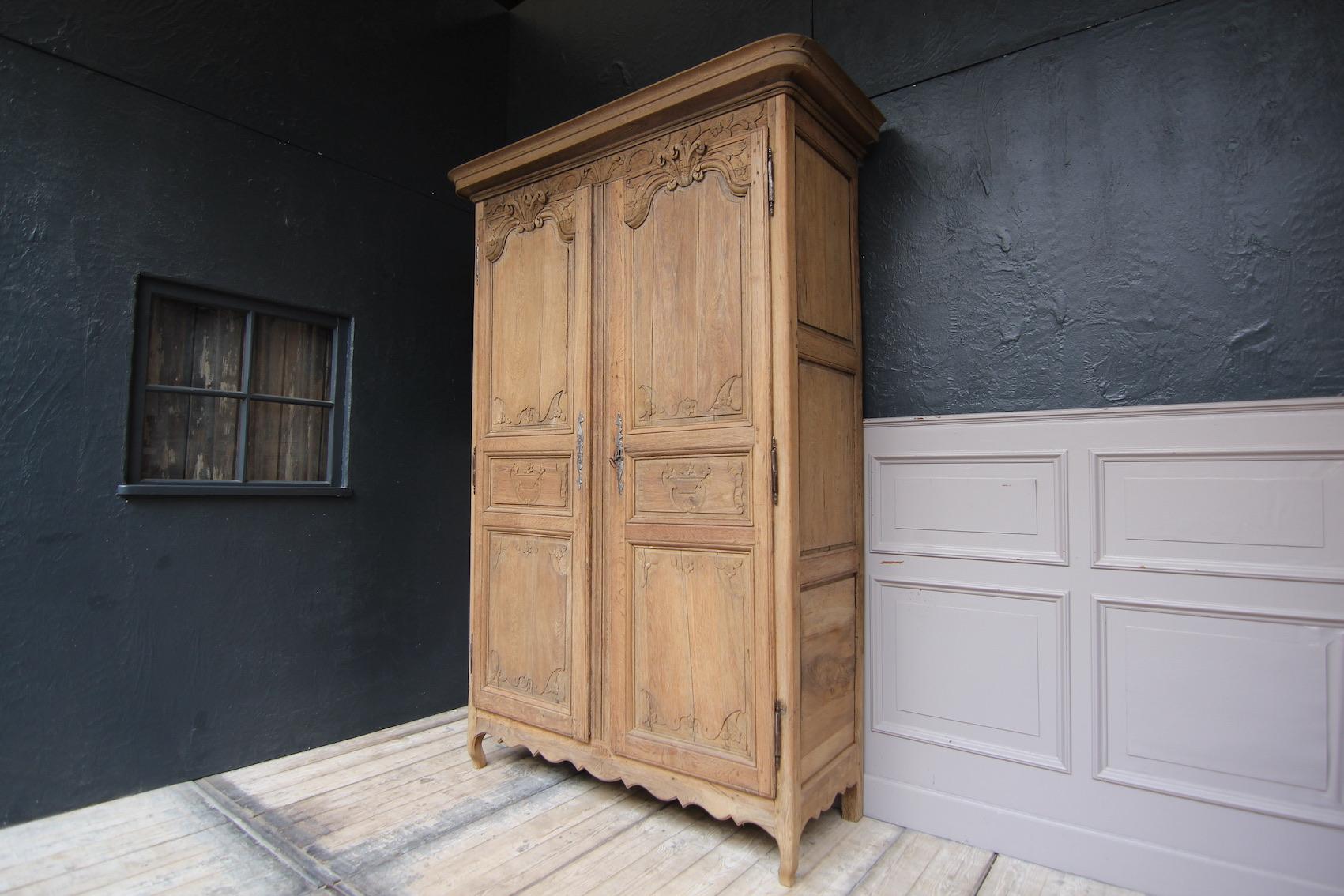 Early 19th Century French Provincial Armoire in Stripped Oak In Good Condition In Dusseldorf, DE