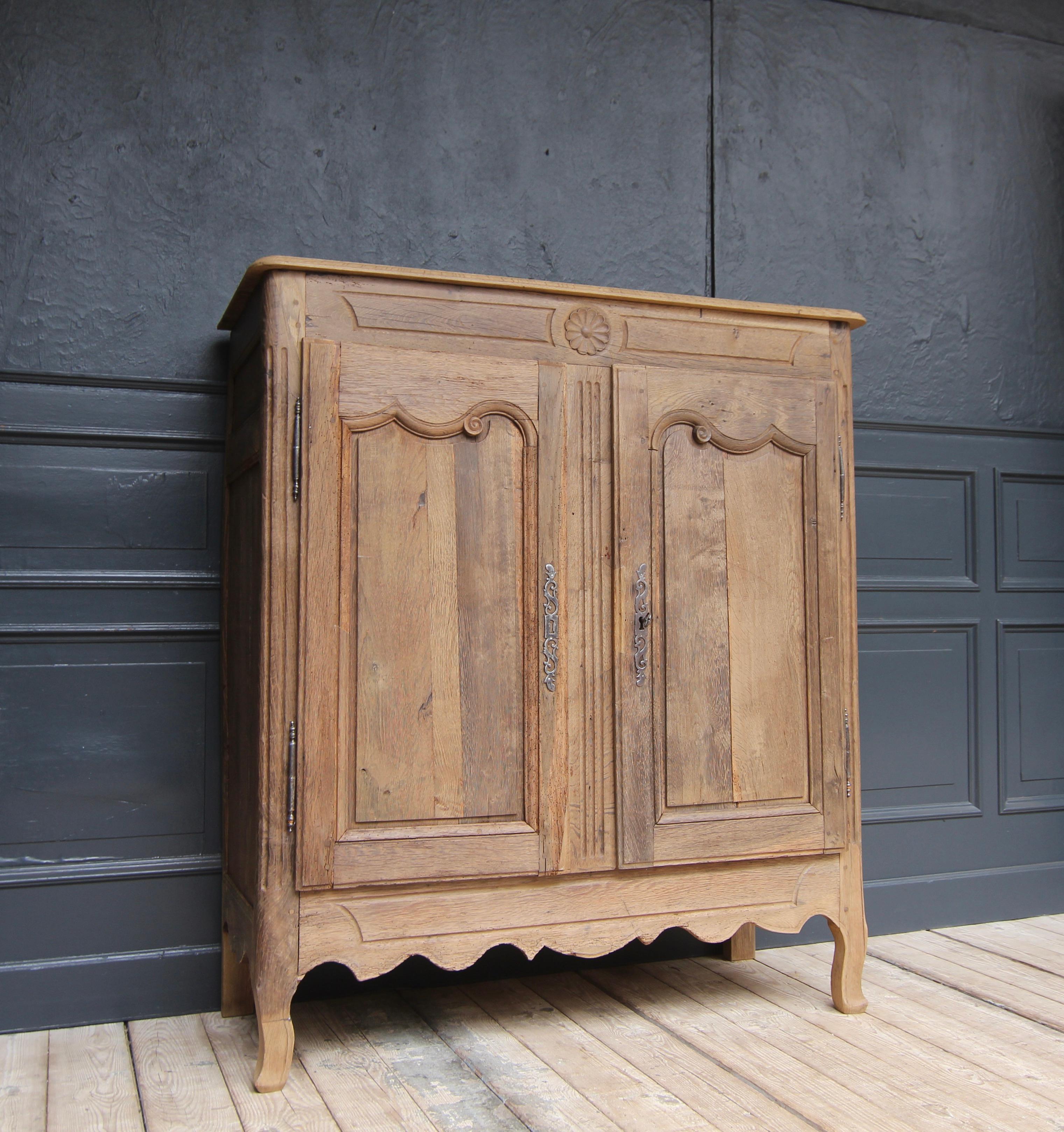 Early 19th Century French Provincial Buffet Cabinet made of Oak For Sale 6