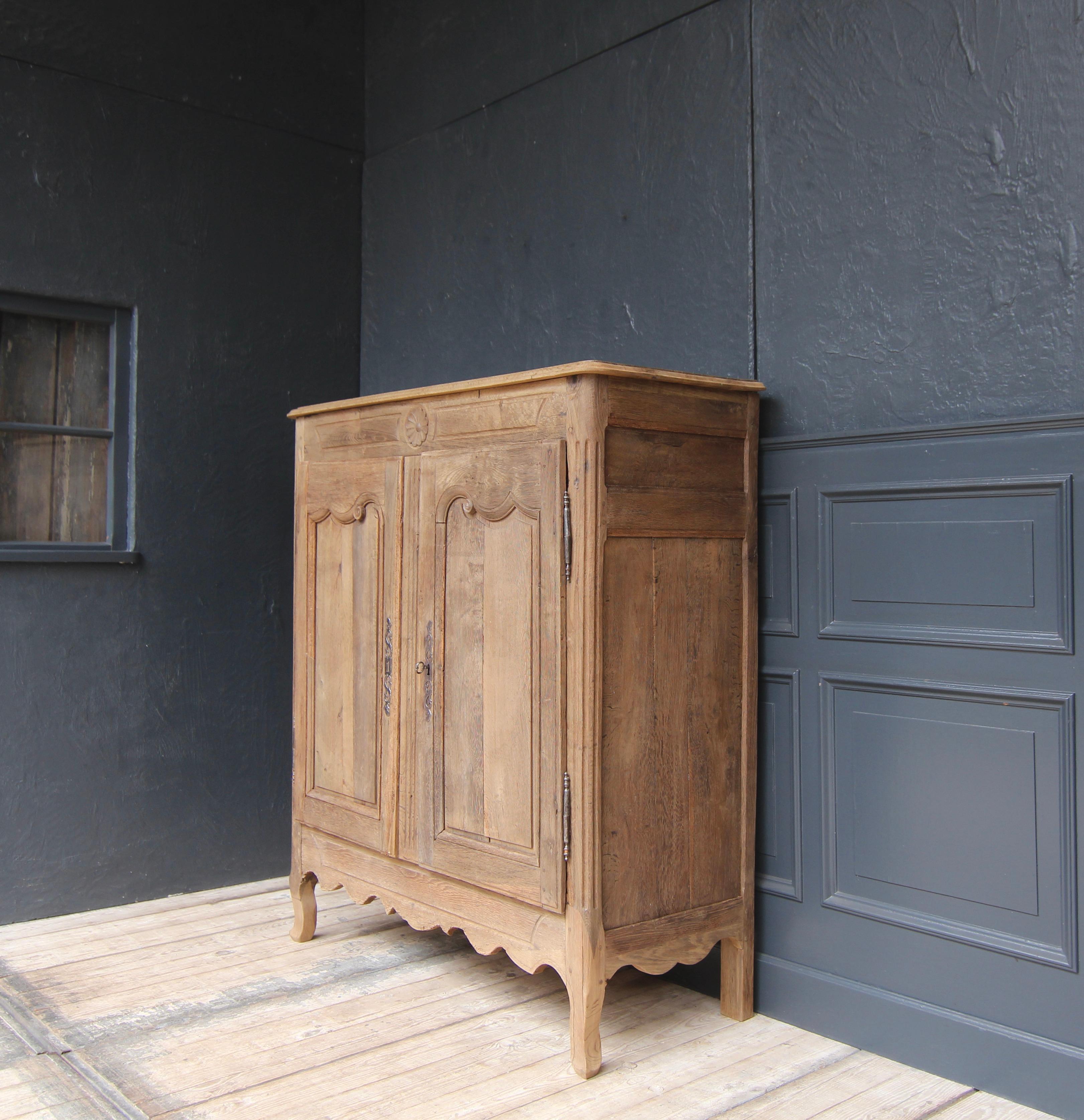 Early 19th Century French Provincial Buffet Cabinet made of Oak For Sale 7