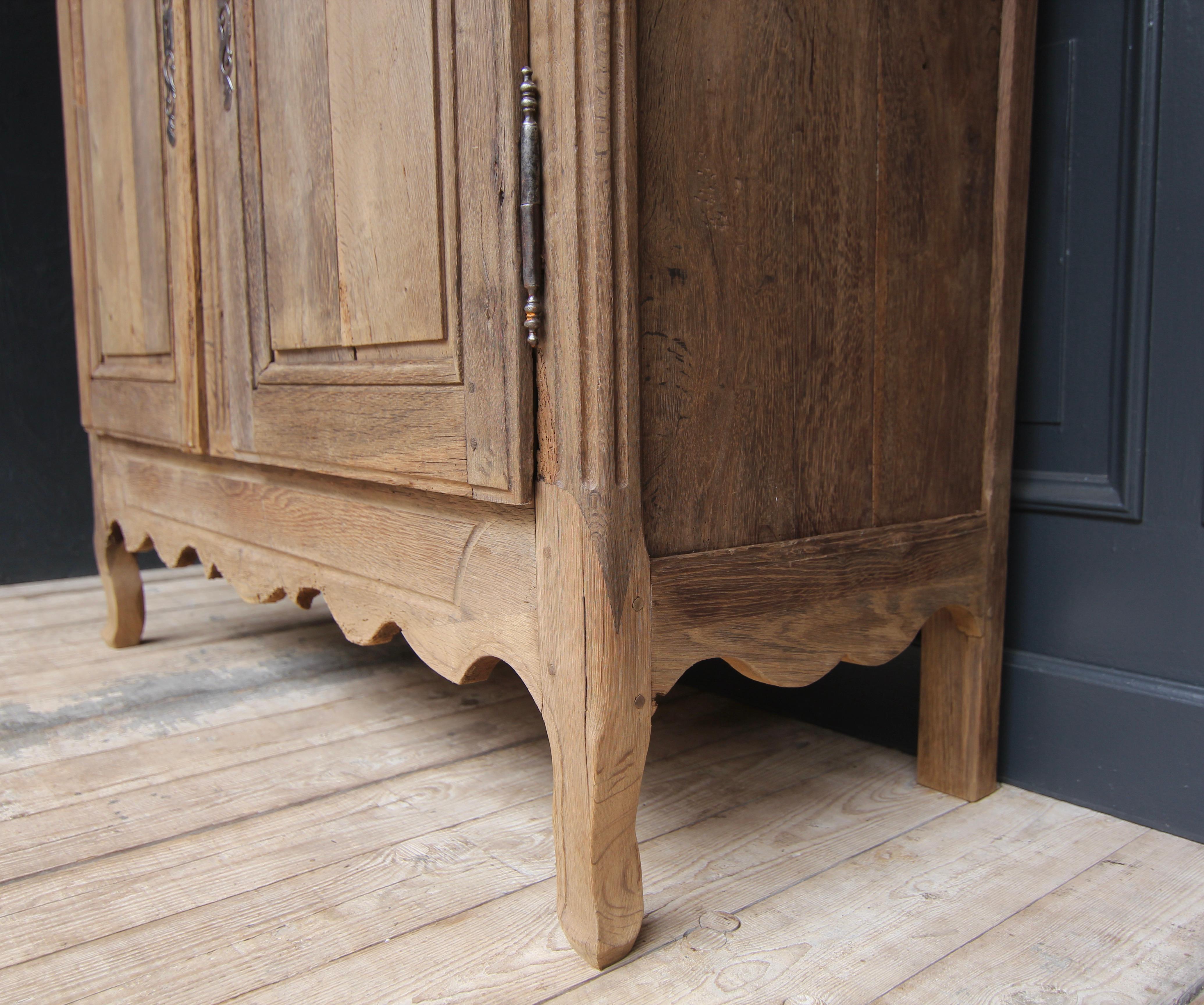 Early 19th Century French Provincial Buffet Cabinet made of Oak For Sale 8