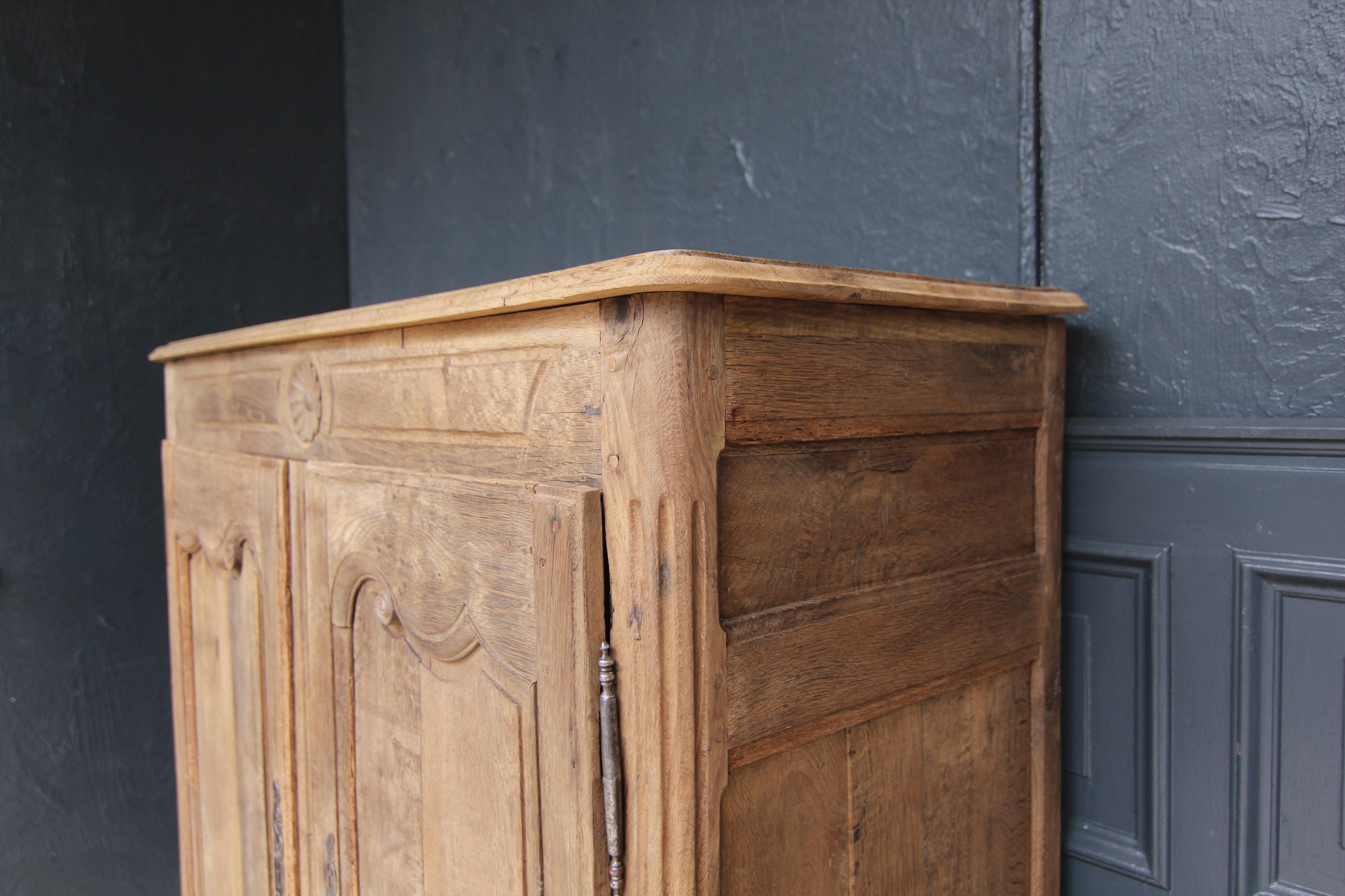 Early 19th Century French Provincial Buffet Cabinet made of Oak For Sale 9