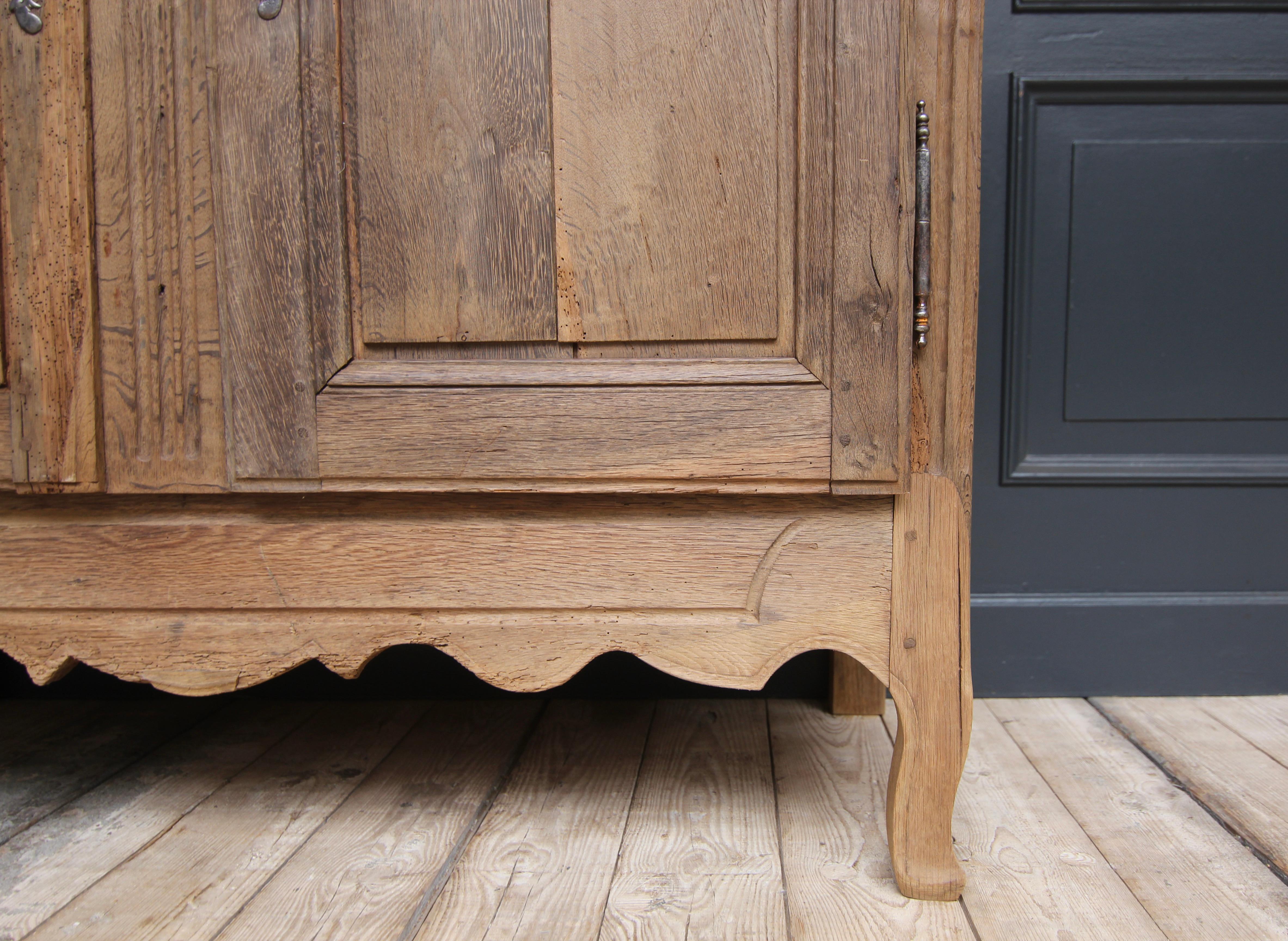 Early 19th Century French Provincial Buffet Cabinet made of Oak For Sale 11