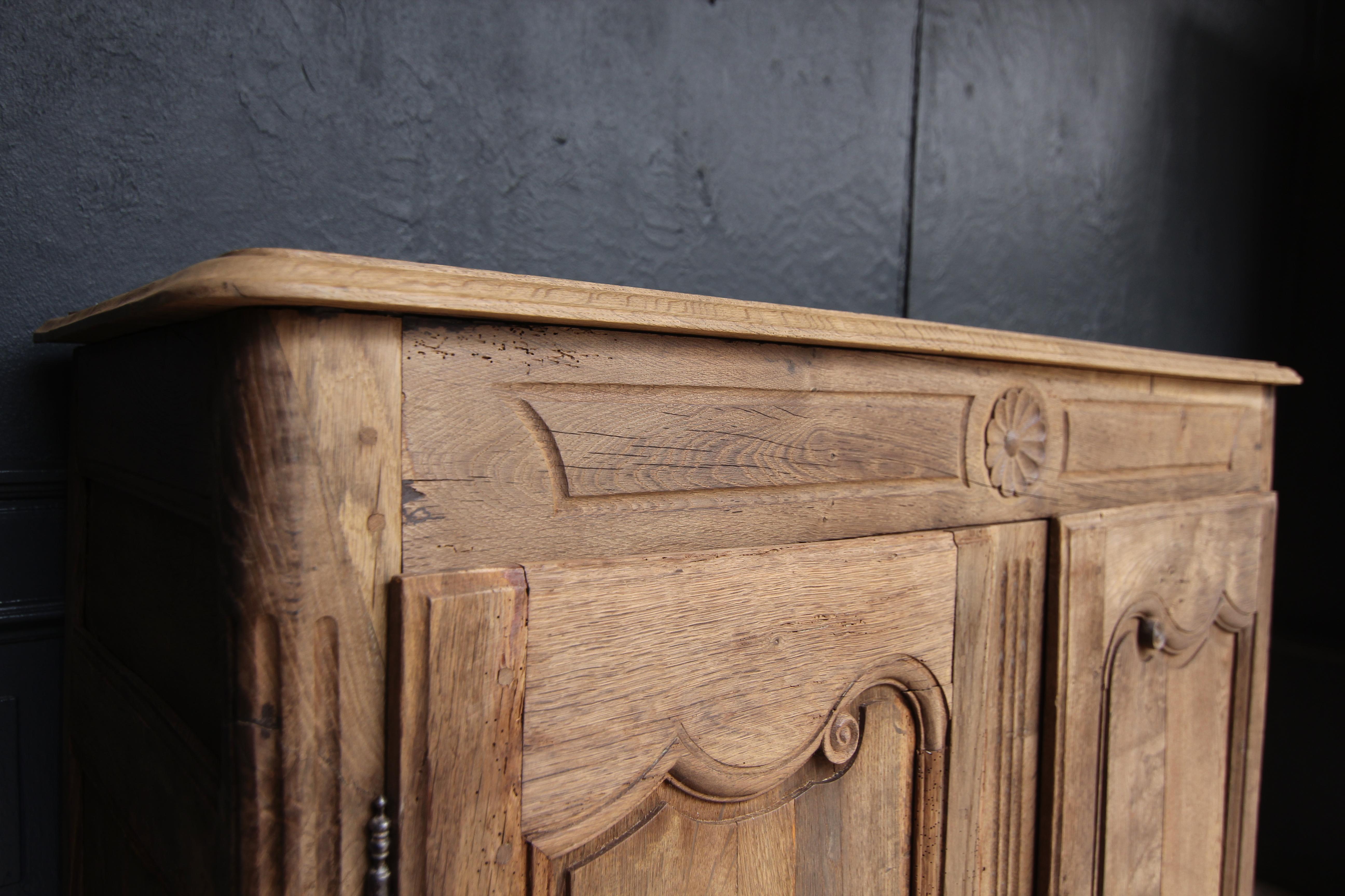 Early 19th Century French Provincial Buffet Cabinet made of Oak For Sale 15