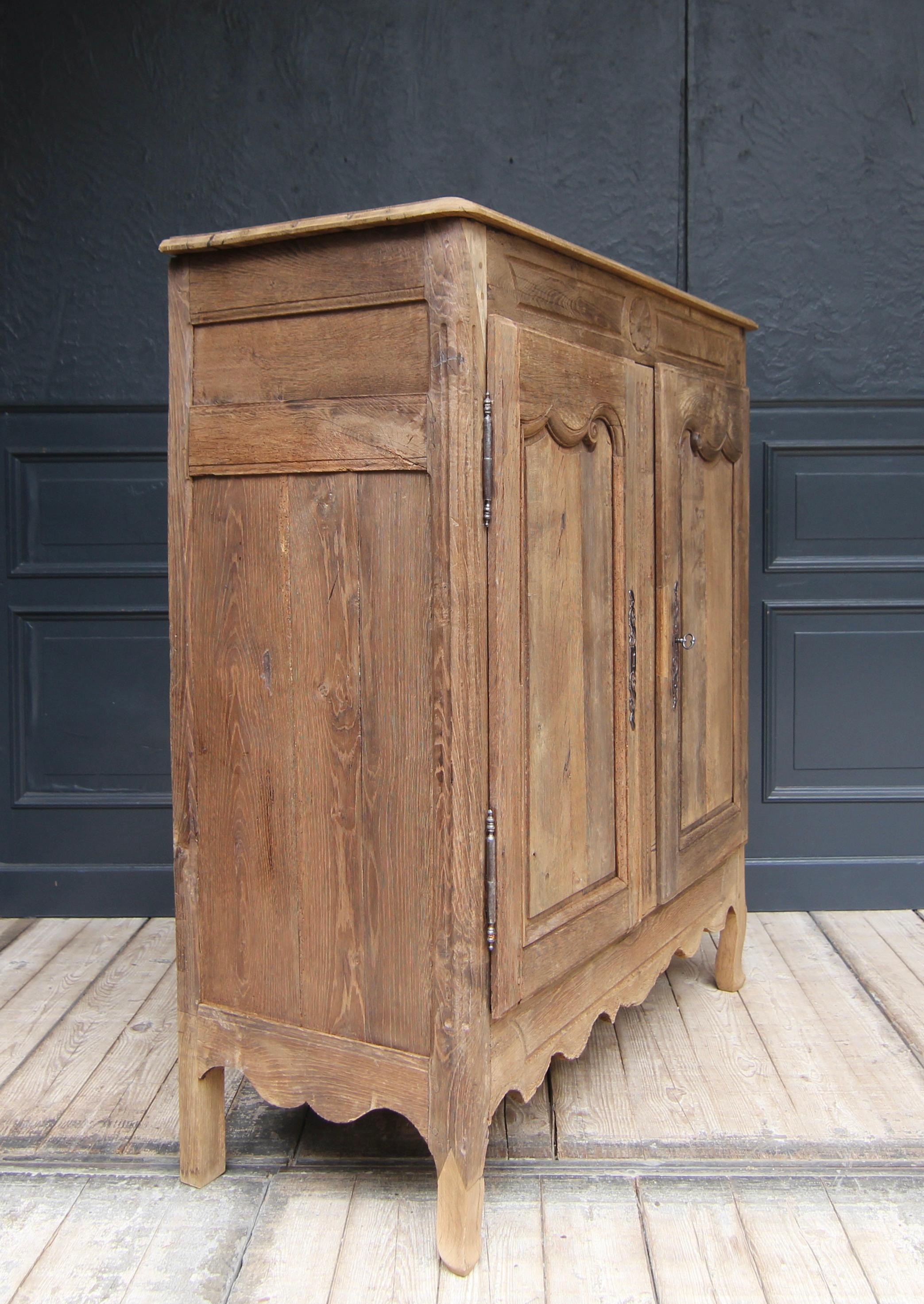 Early 19th Century French Provincial Buffet Cabinet made of Oak For Sale 16