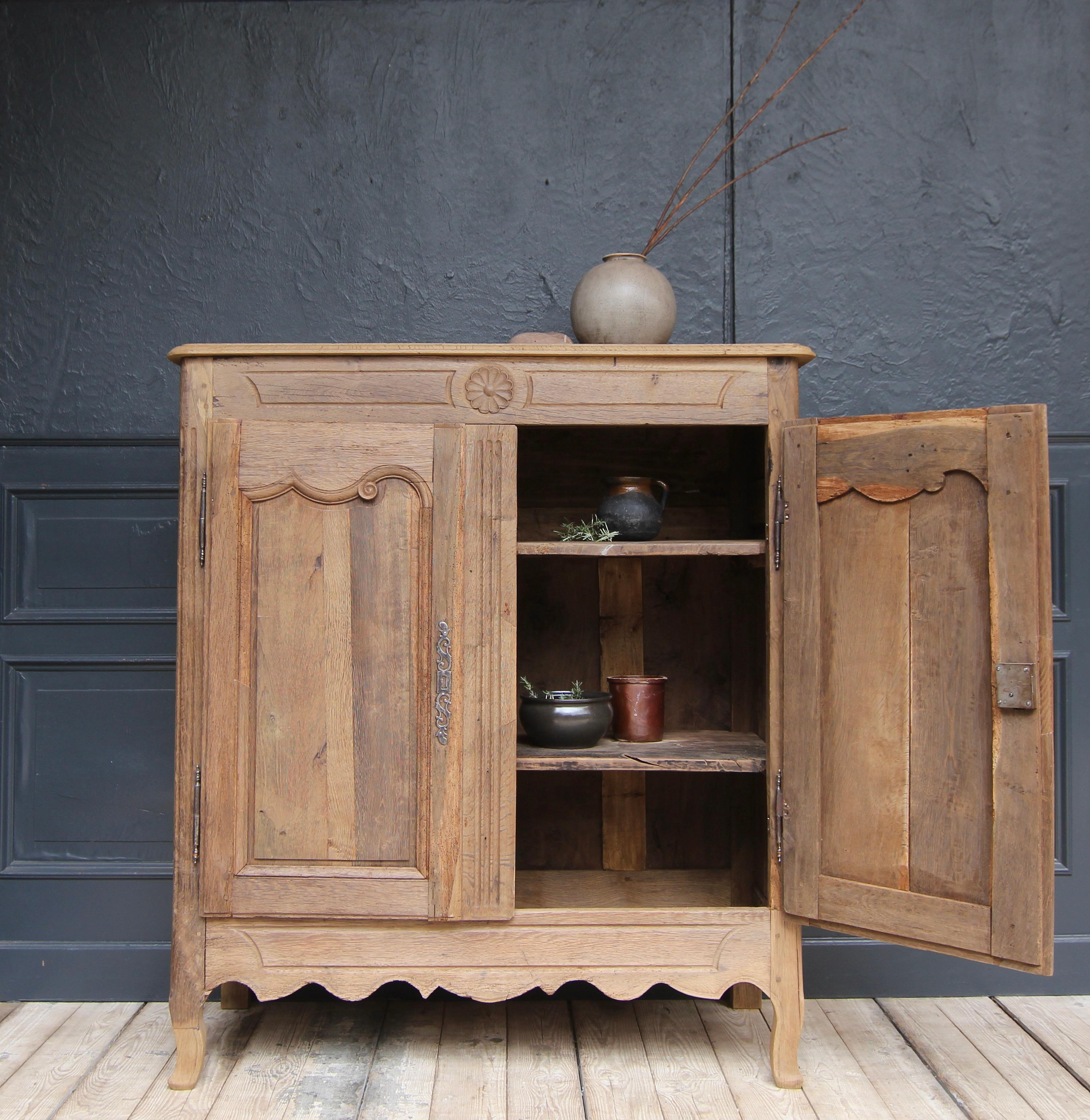 Early 19th Century French Provincial Buffet Cabinet made of Oak In Good Condition For Sale In Dusseldorf, DE