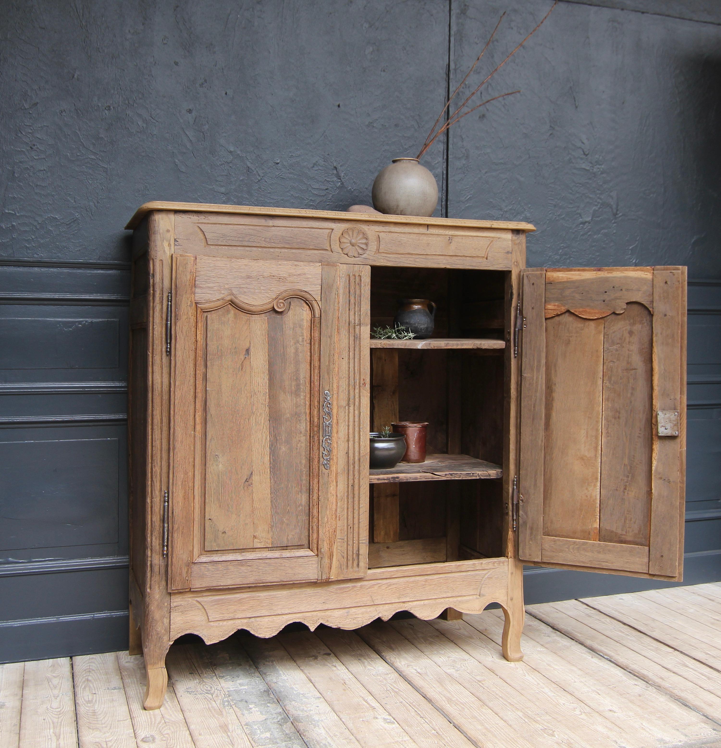 Early 19th Century French Provincial Buffet Cabinet made of Oak For Sale 1