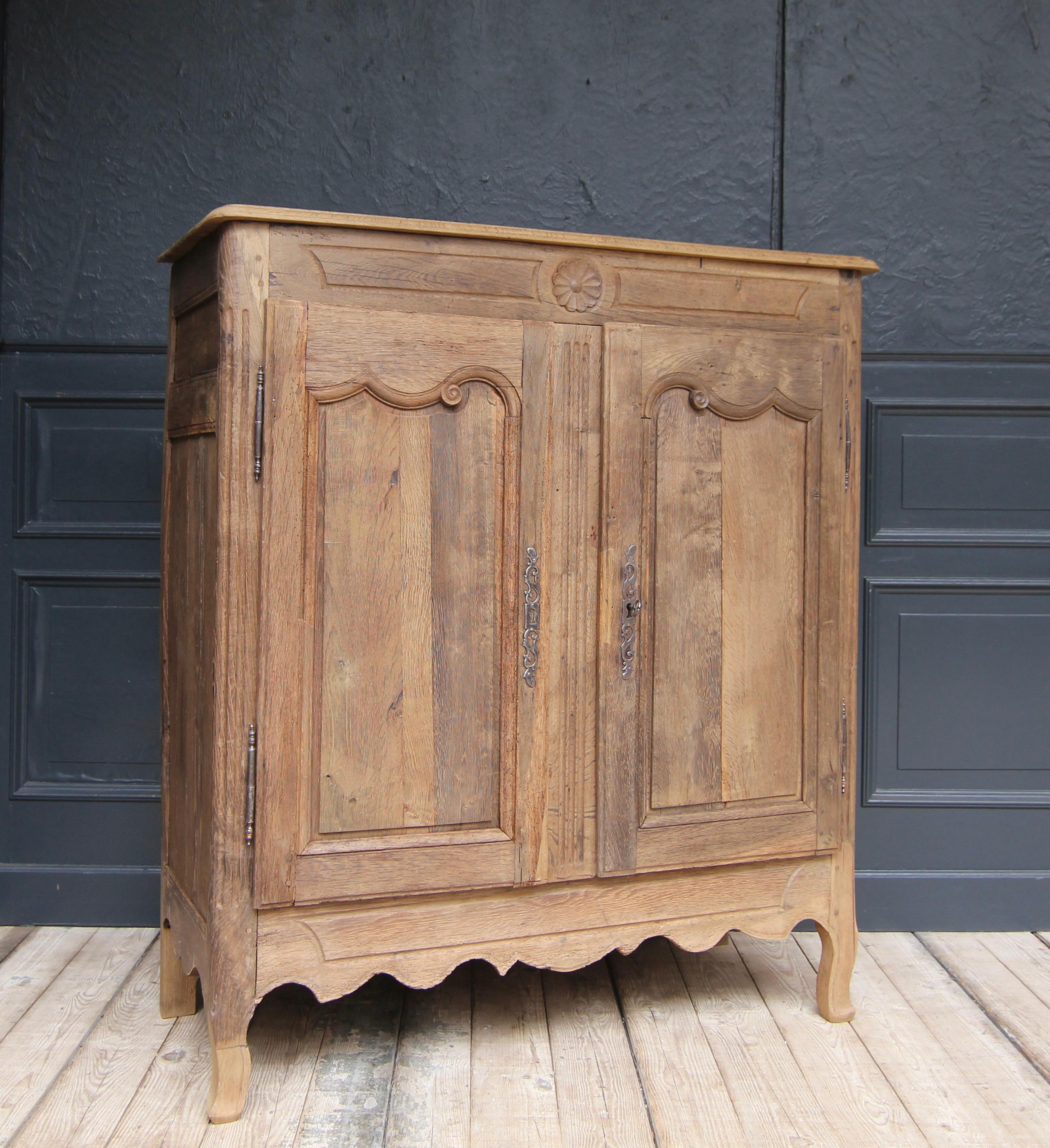 Early 19th Century French Provincial Buffet Cabinet made of Oak For Sale 2
