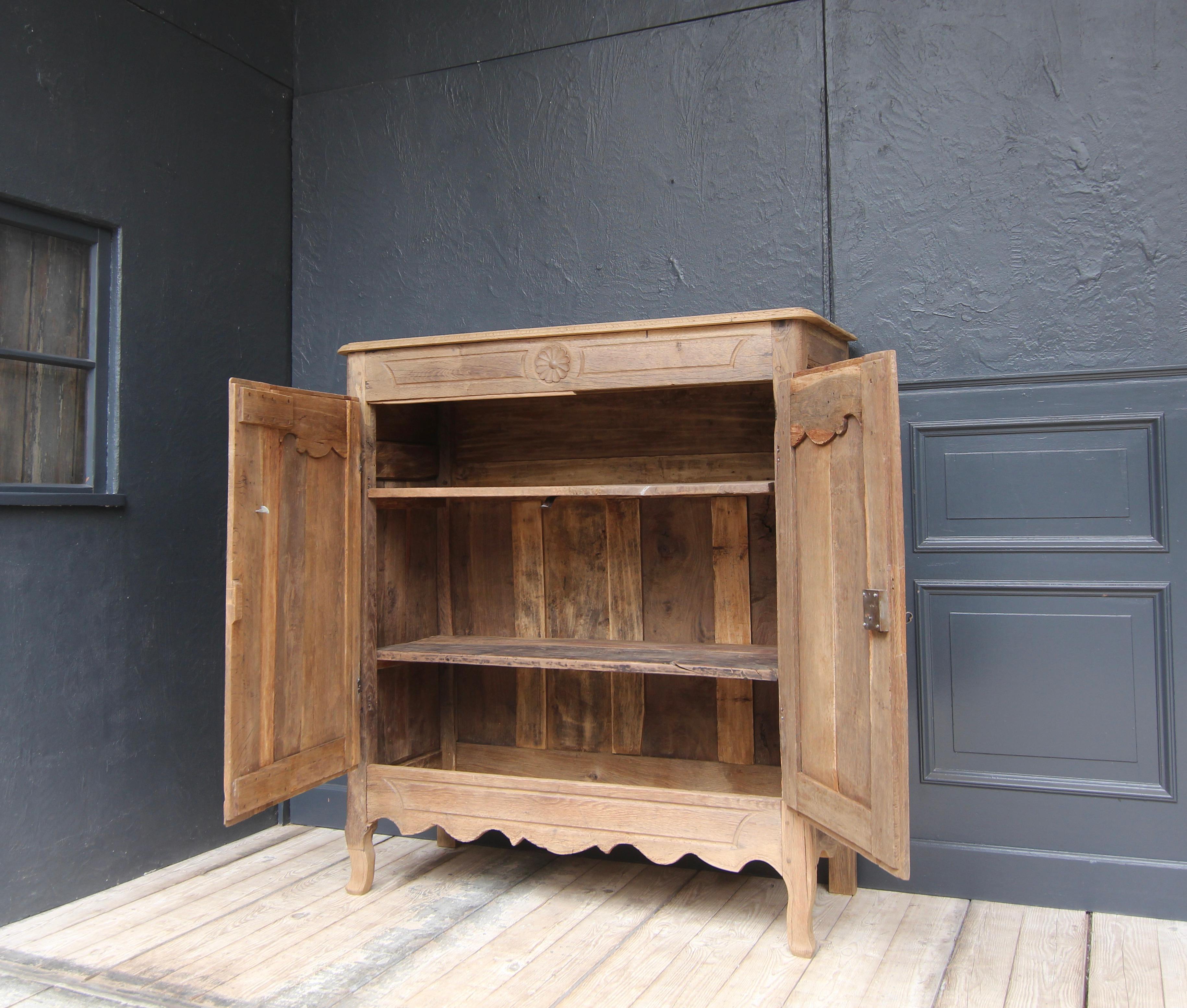 Early 19th Century French Provincial Buffet Cabinet made of Oak For Sale 3