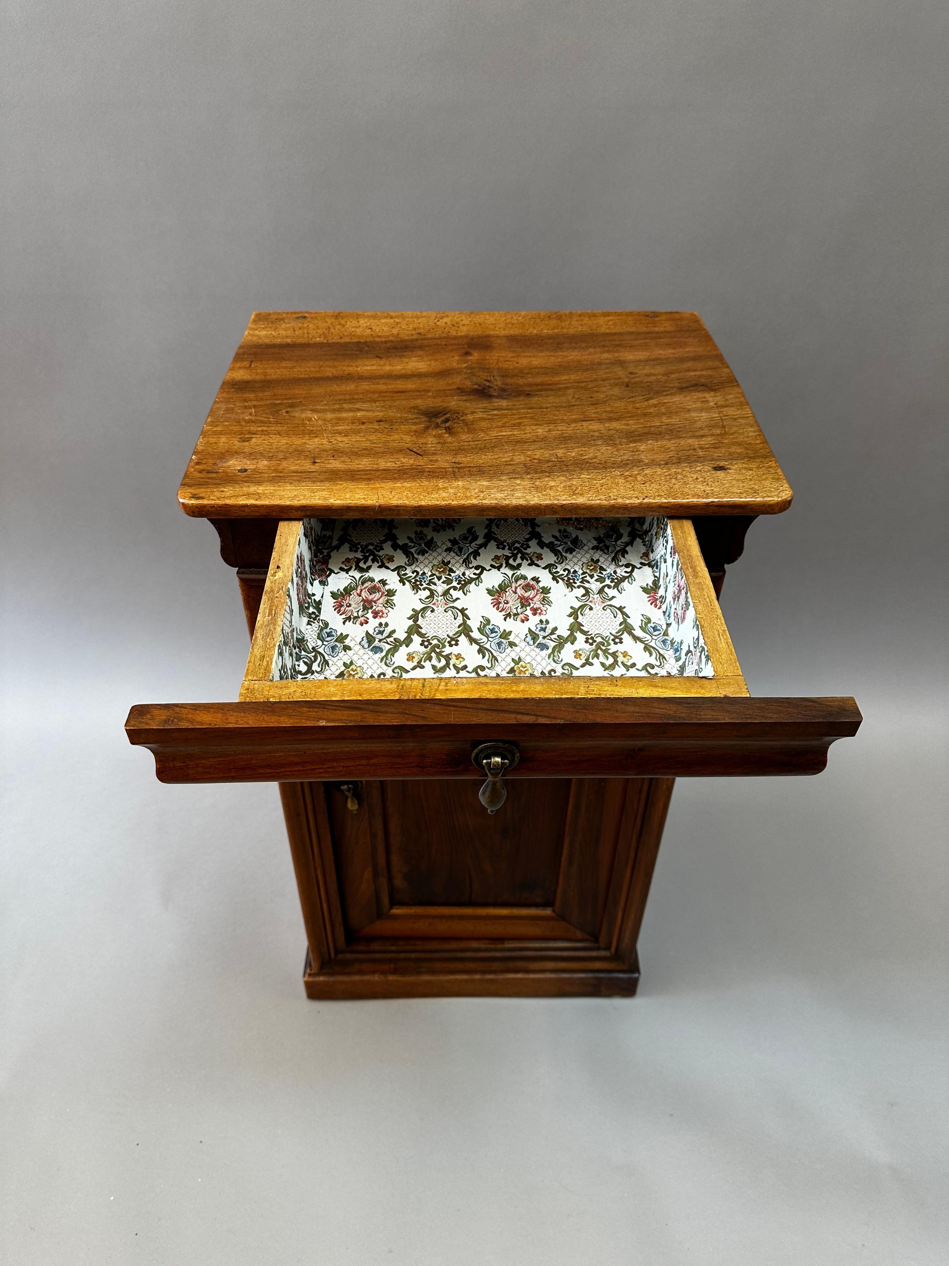 Early 19th Century French Provincial Walnut Nightstand In Good Condition For Sale In Middleburg, VA
