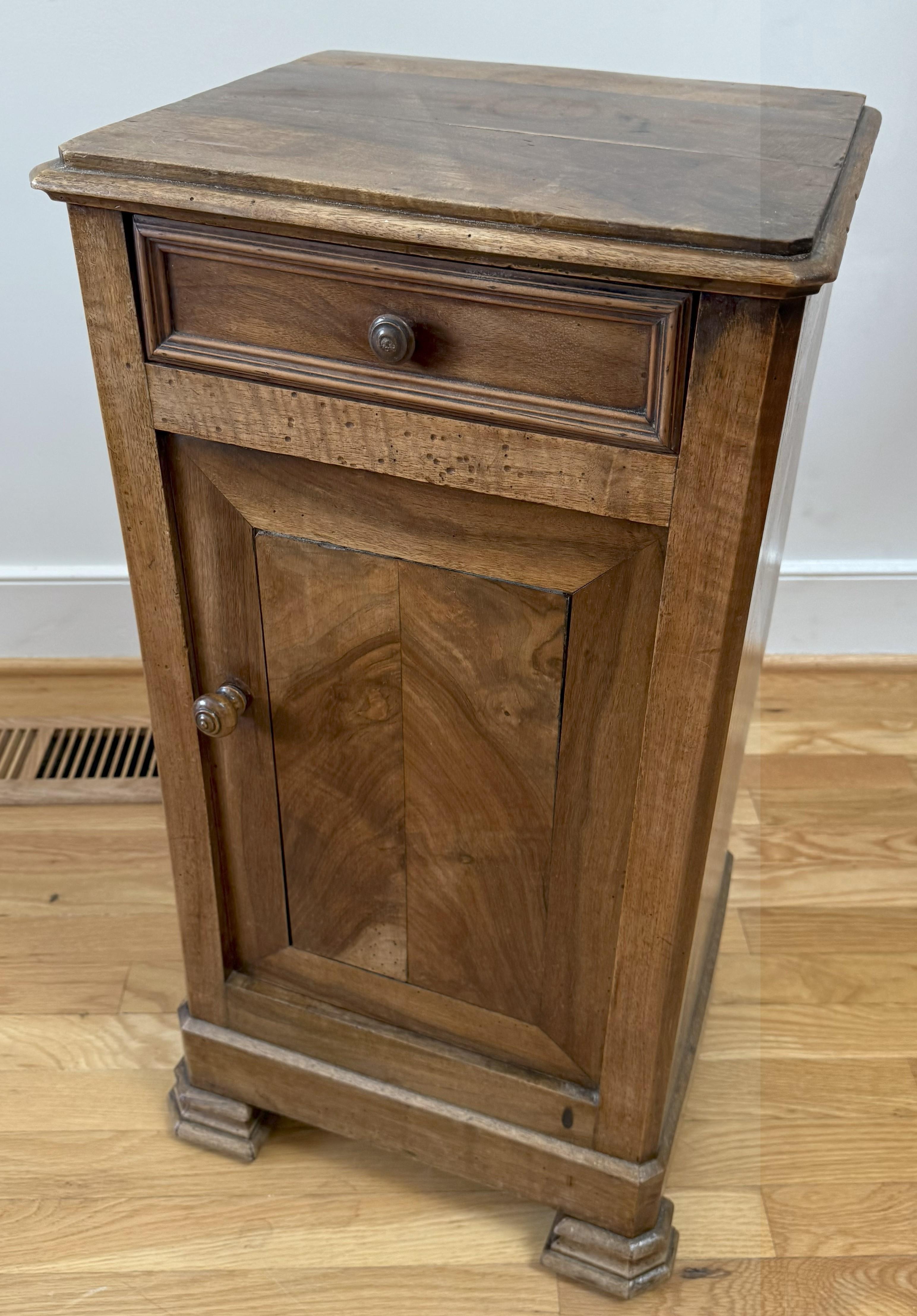 Charmante table de nuit de style provincial français, fabriquée dans la vallée de la Loire vers 1820. Fabriquée en noyer de Nature hautement figuré, la pièce présente un grain naturel exceptionnel avec des tons riches et chauds et sa patine