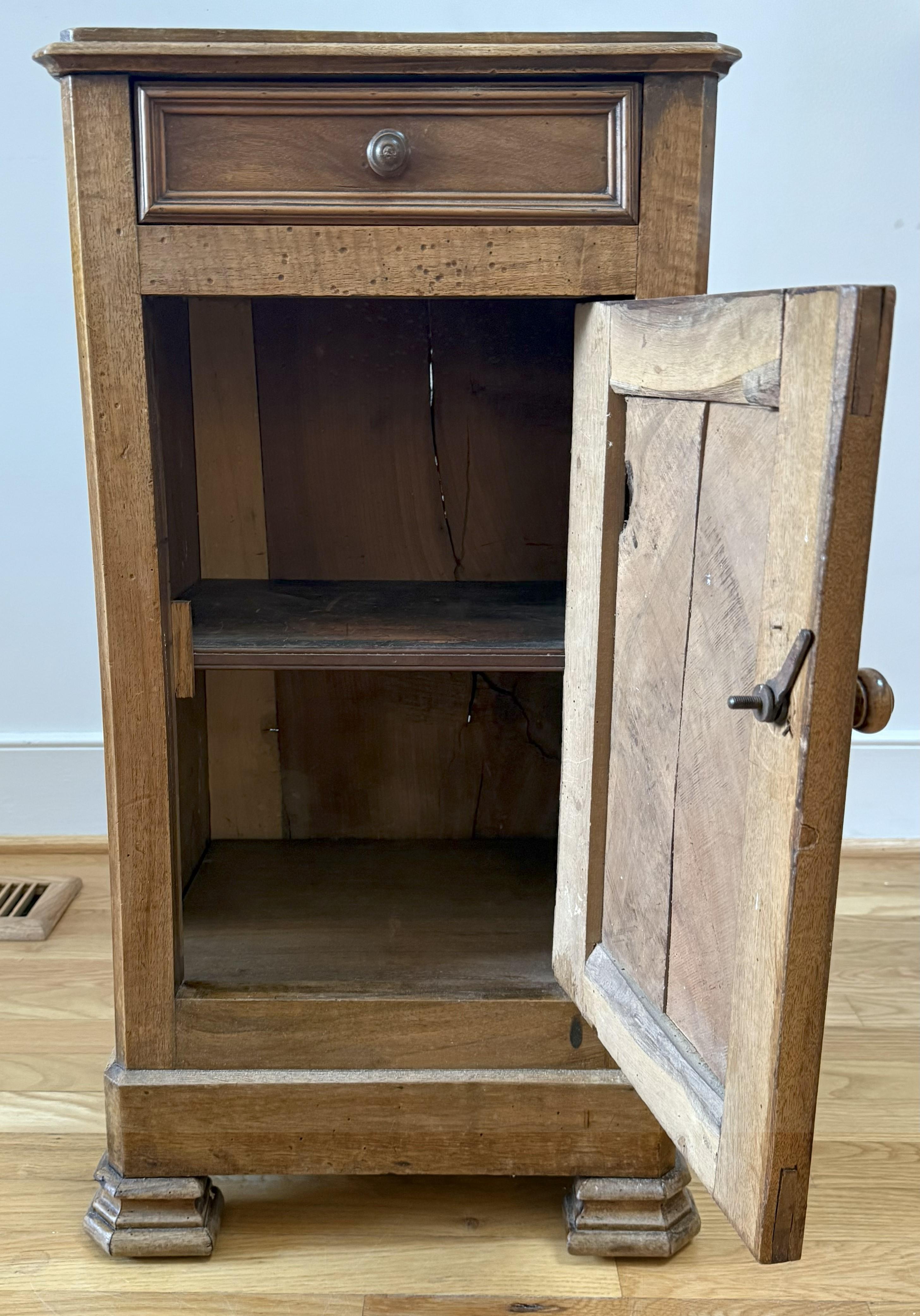 Sculpté Table de nuit en noyer de Circassie du début du 19e siècle en vente