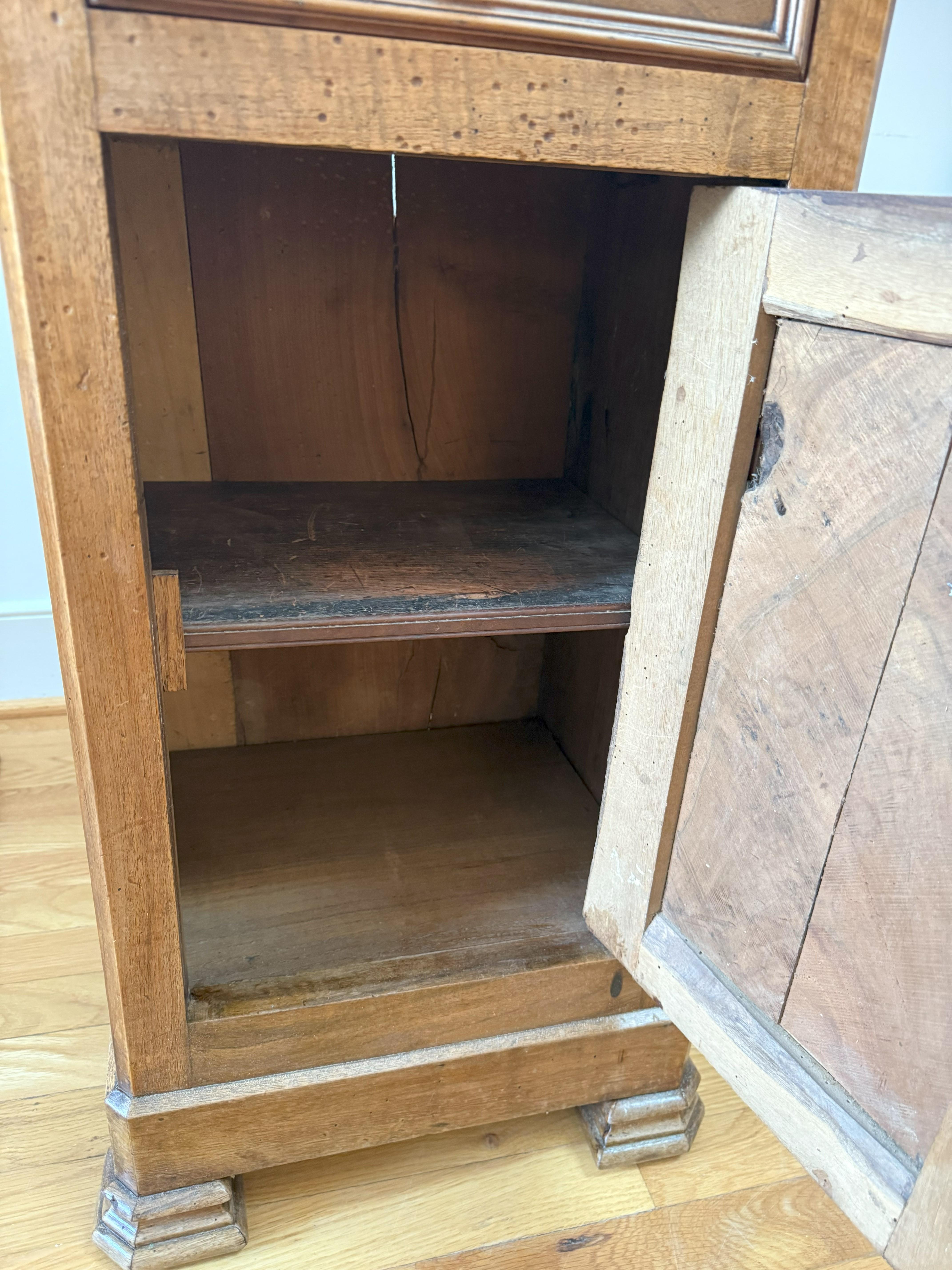 Table de nuit en noyer de Circassie du début du 19e siècle Bon état - En vente à Middleburg, VA