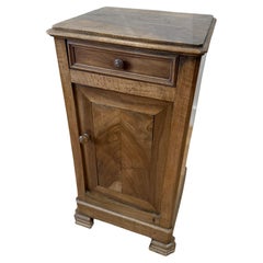 Table de nuit en noyer de Circassie du début du 19e siècle