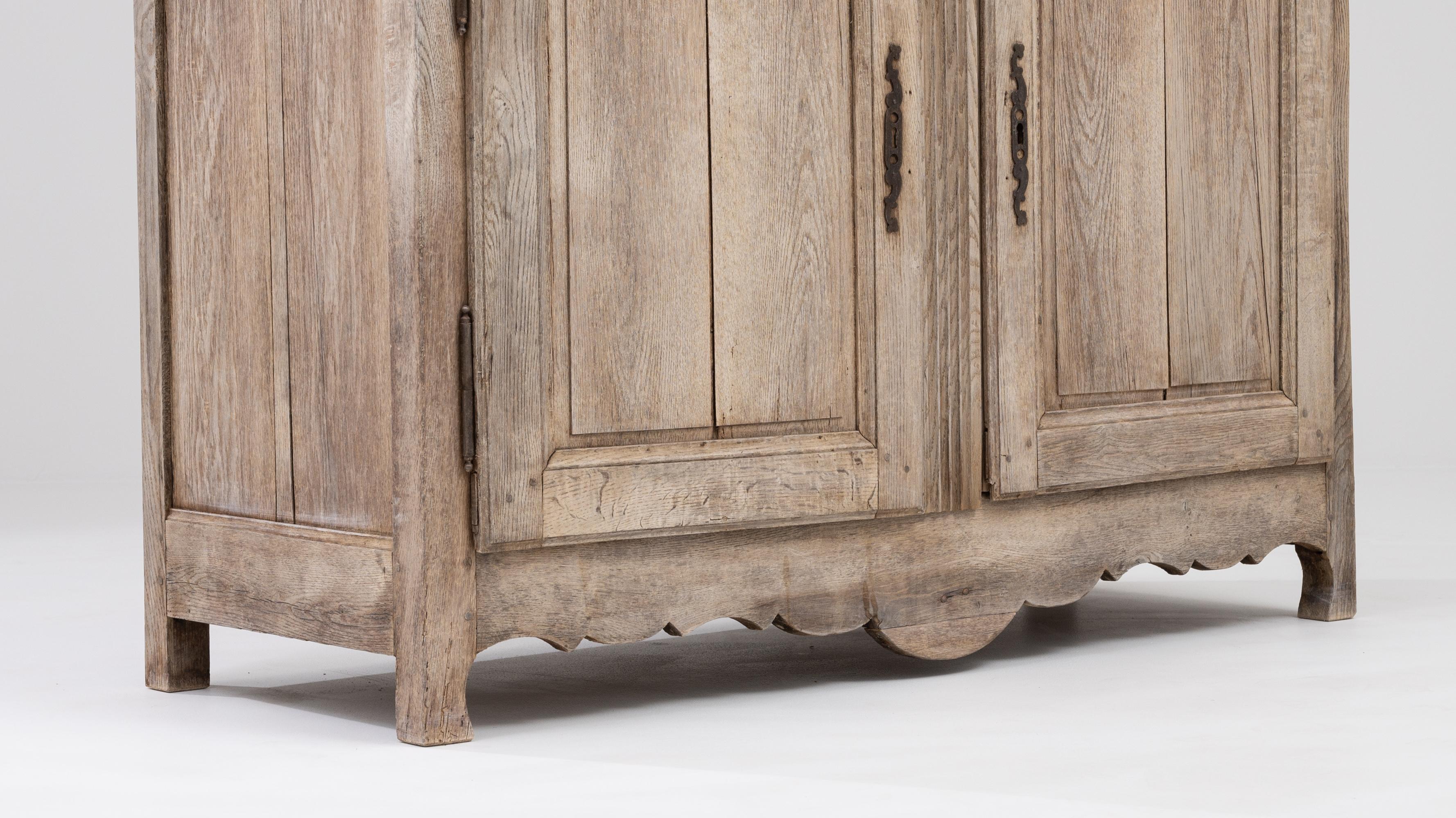 Early 19th Century French Provincial Oak Cabinet For Sale 5