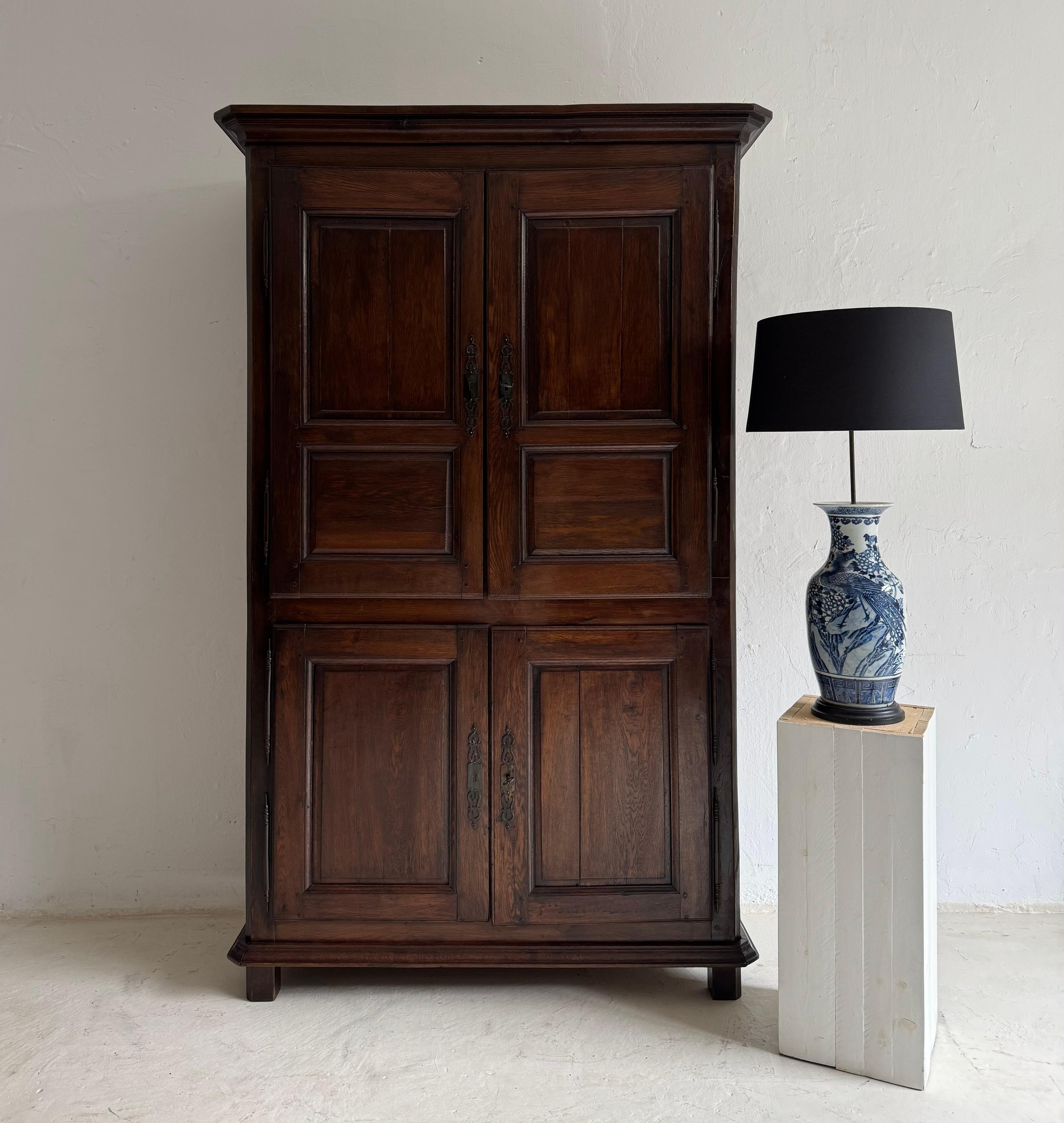 Armadio o credenza provinciale francese dei primi anni del XIX secolo. Realizzato in rovere massiccio. Pronto per l'uso quotidiano.

In origine era probabilmente l'armadio per la biancheria di una famiglia rurale di classe media o ricca, utilizzato