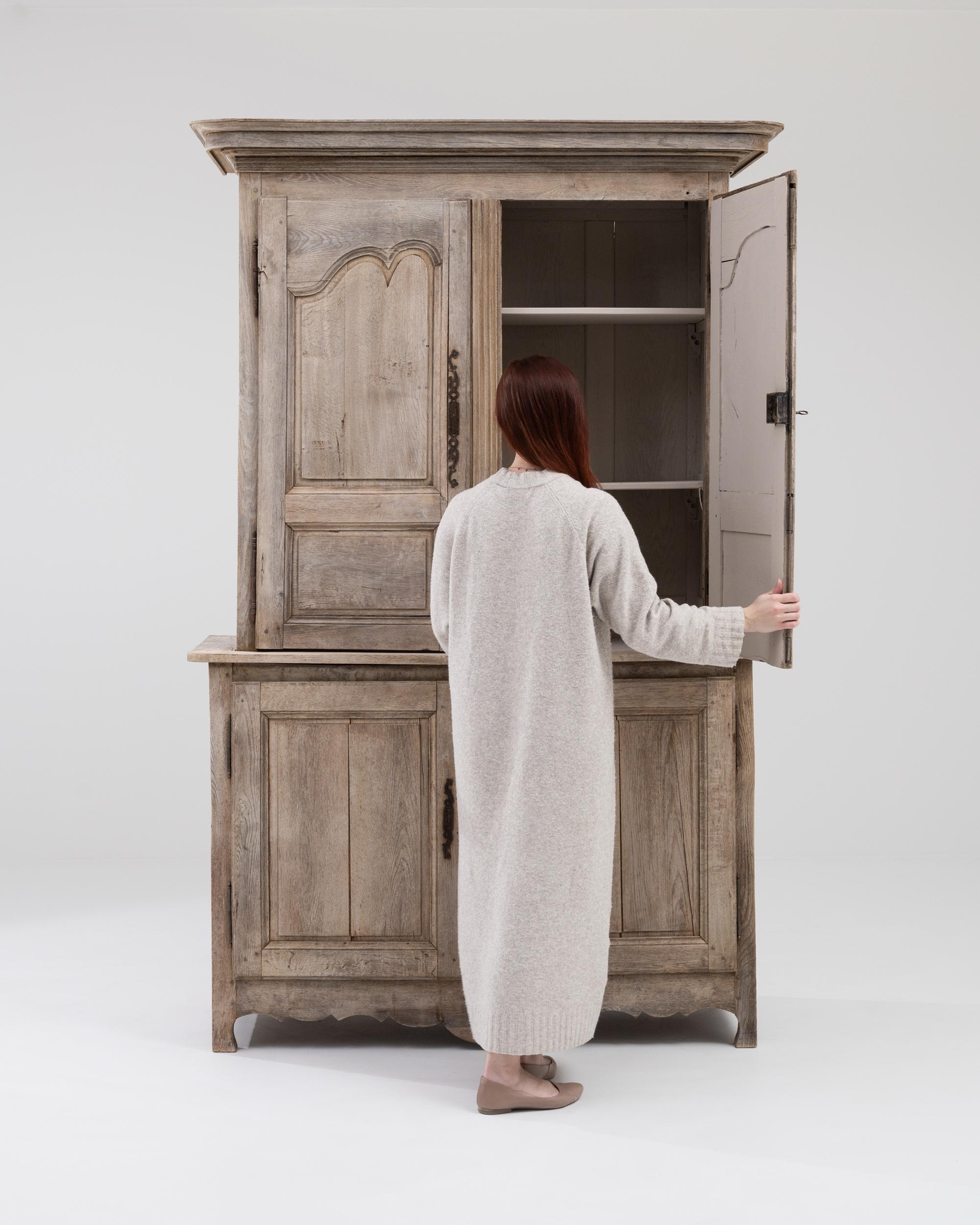 Provincial français Armoire en chêne de style provincial français du début du 19e siècle